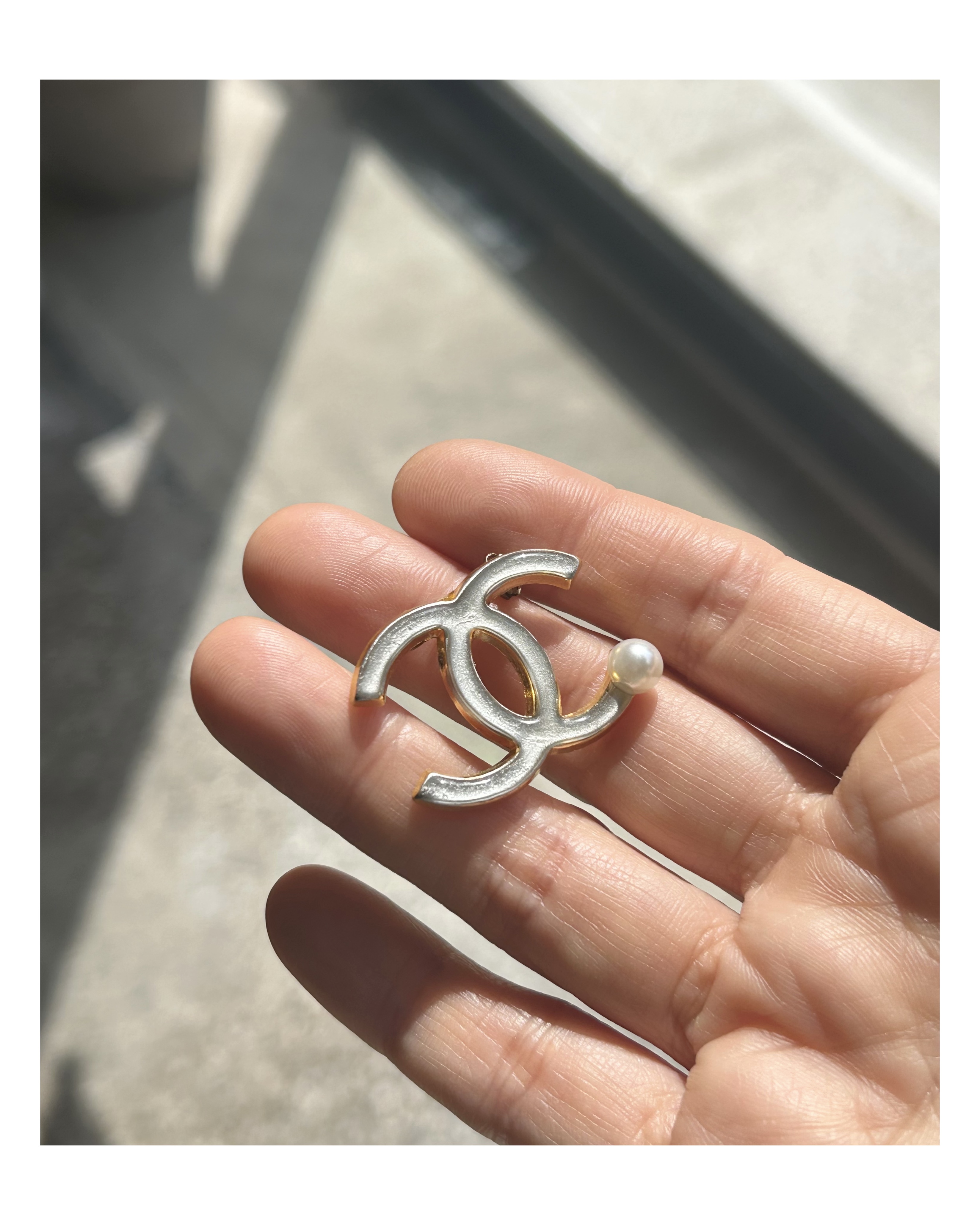 CHANEL hanger CC brooch no.15