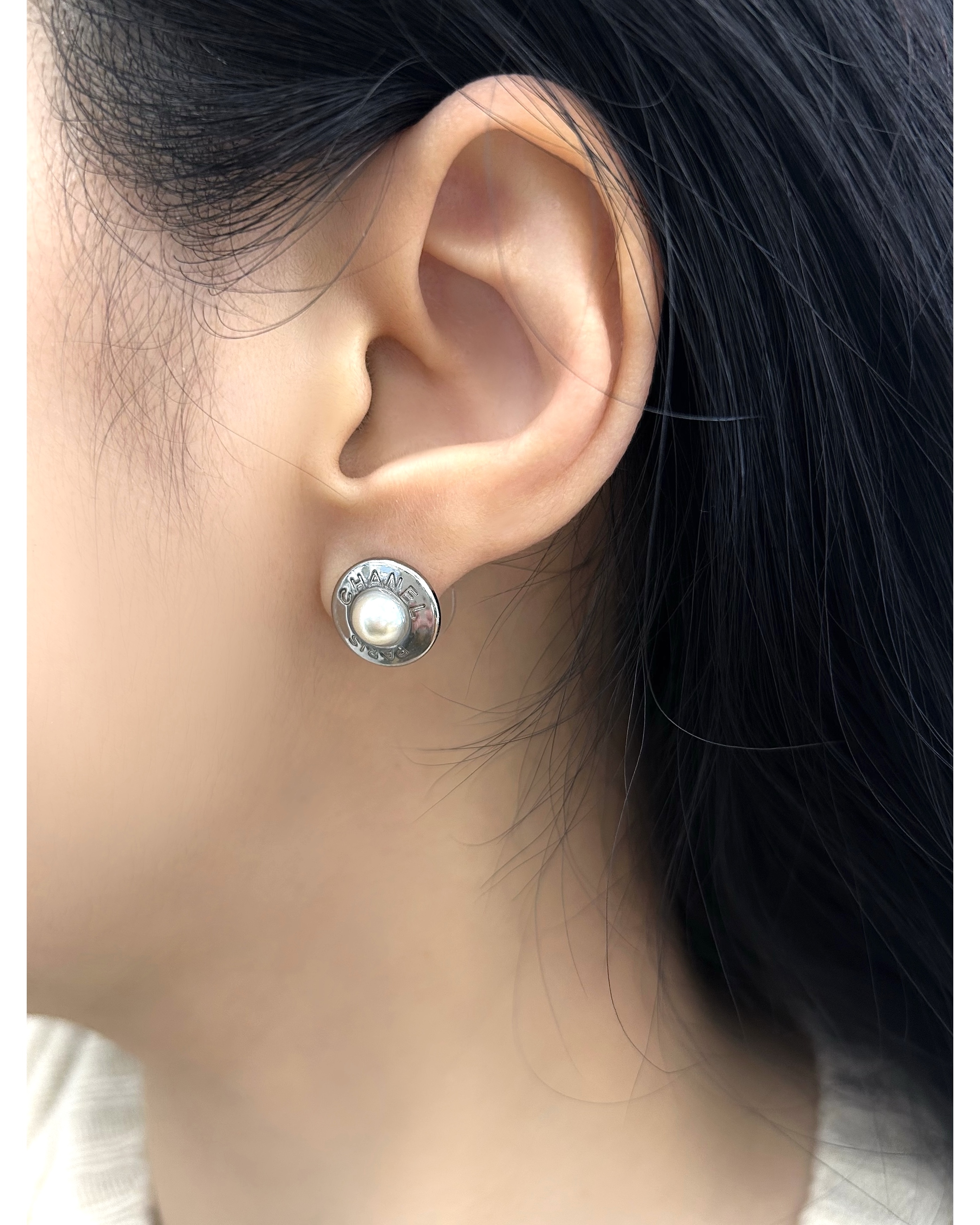CHANEL button no.85