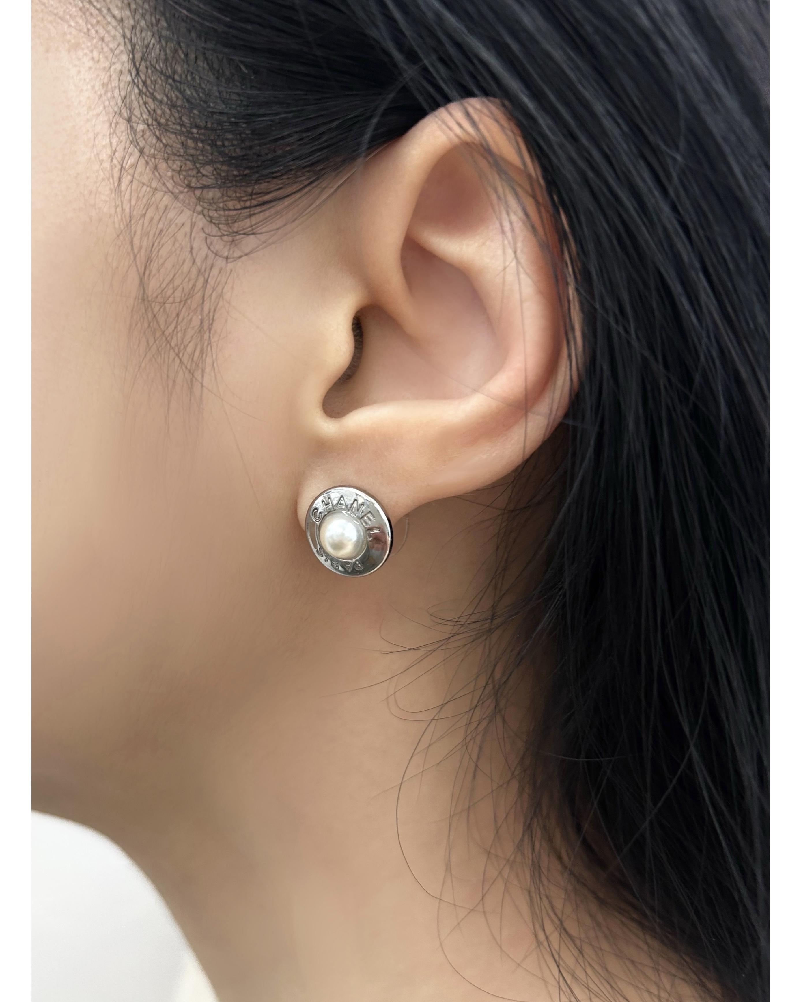 CHANEL button no.85