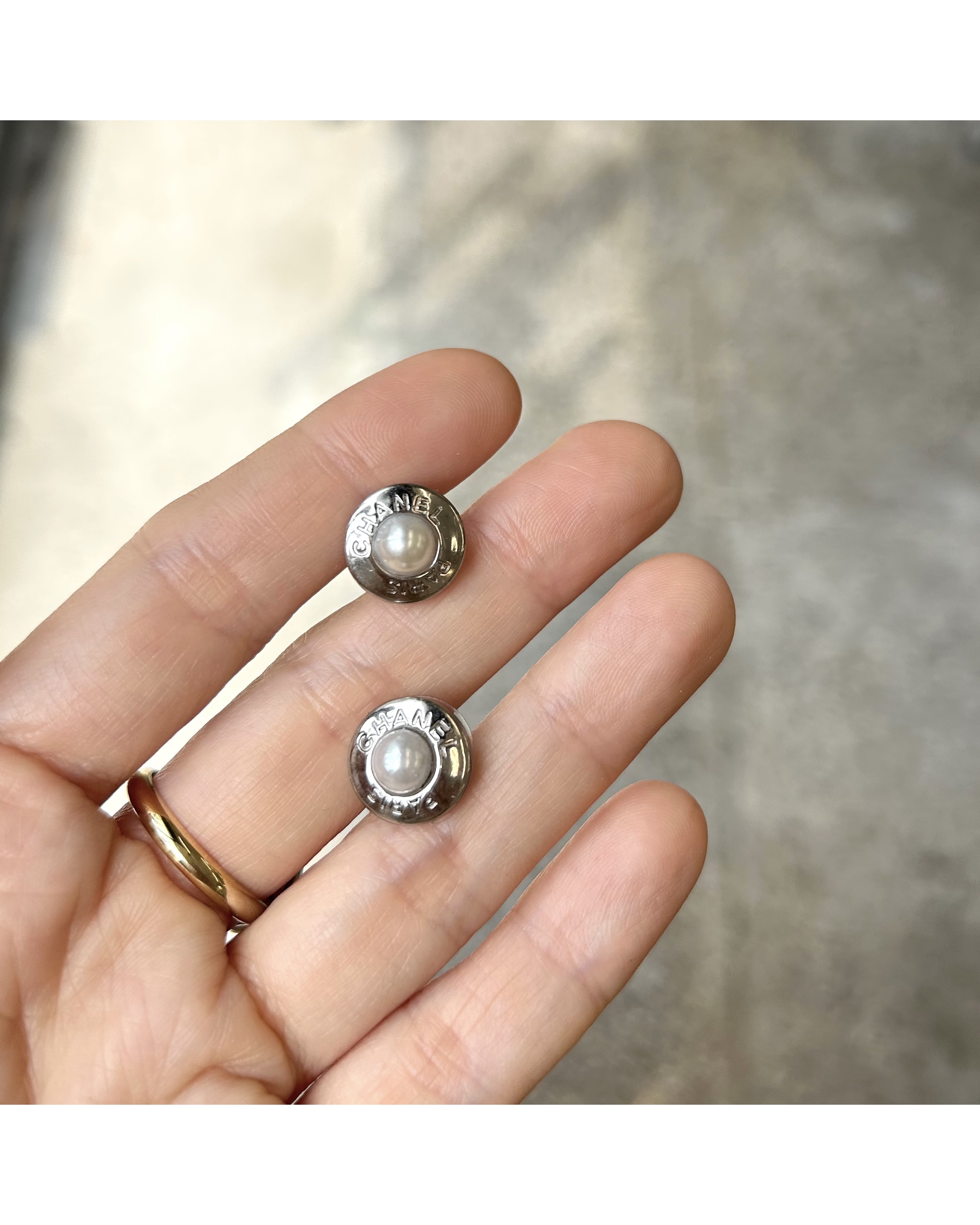 CHANEL button no.85