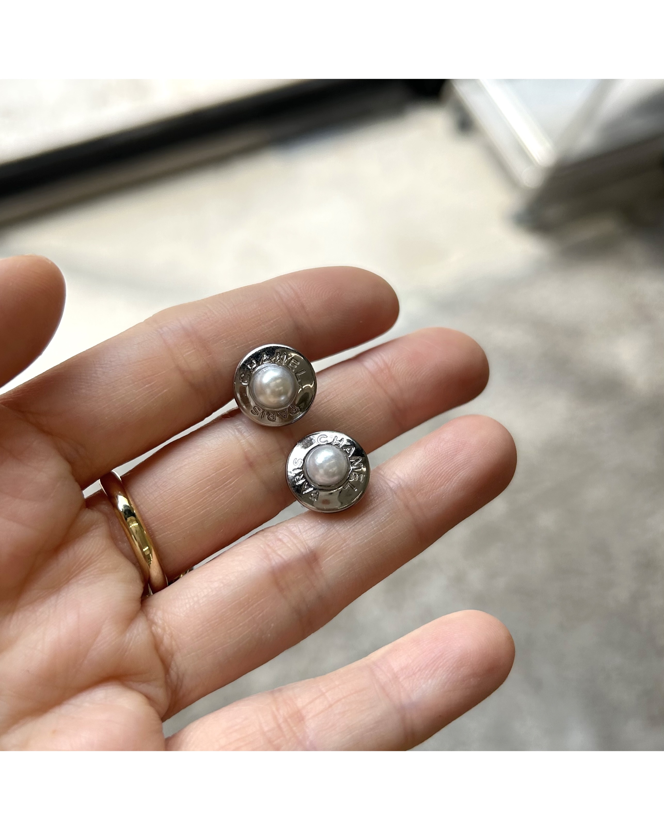 CHANEL button no.85