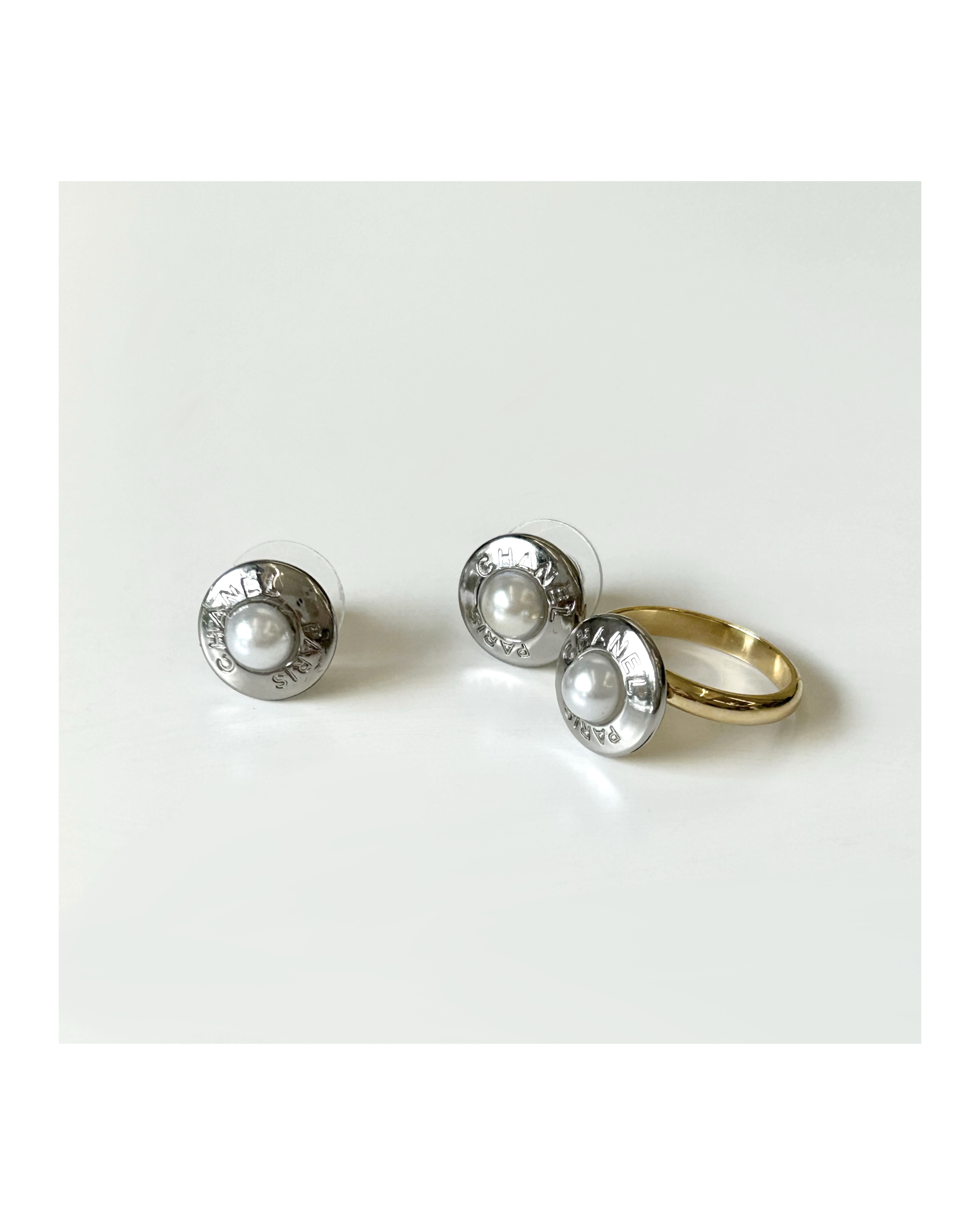 CHANEL button no.85