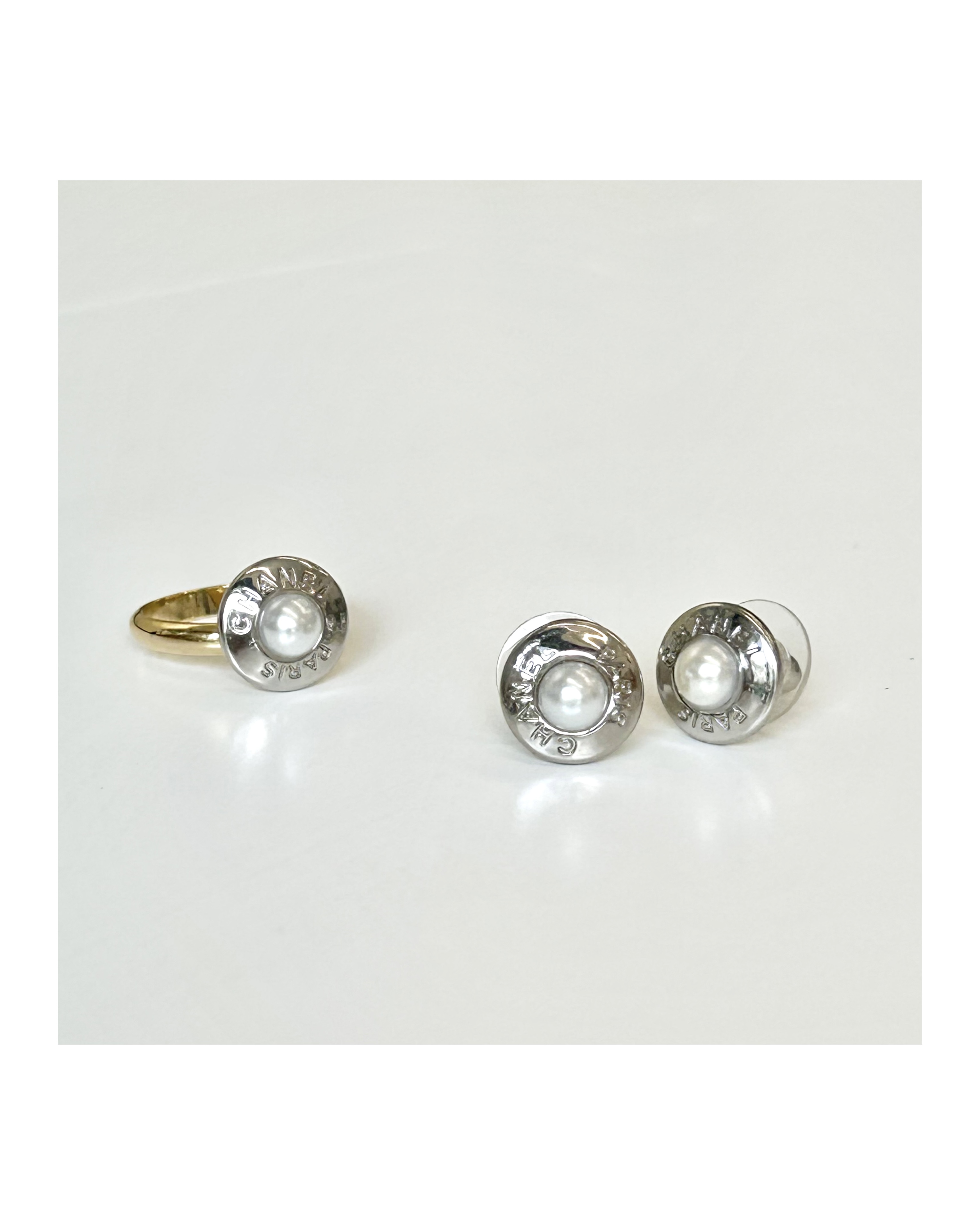 CHANEL button no.85