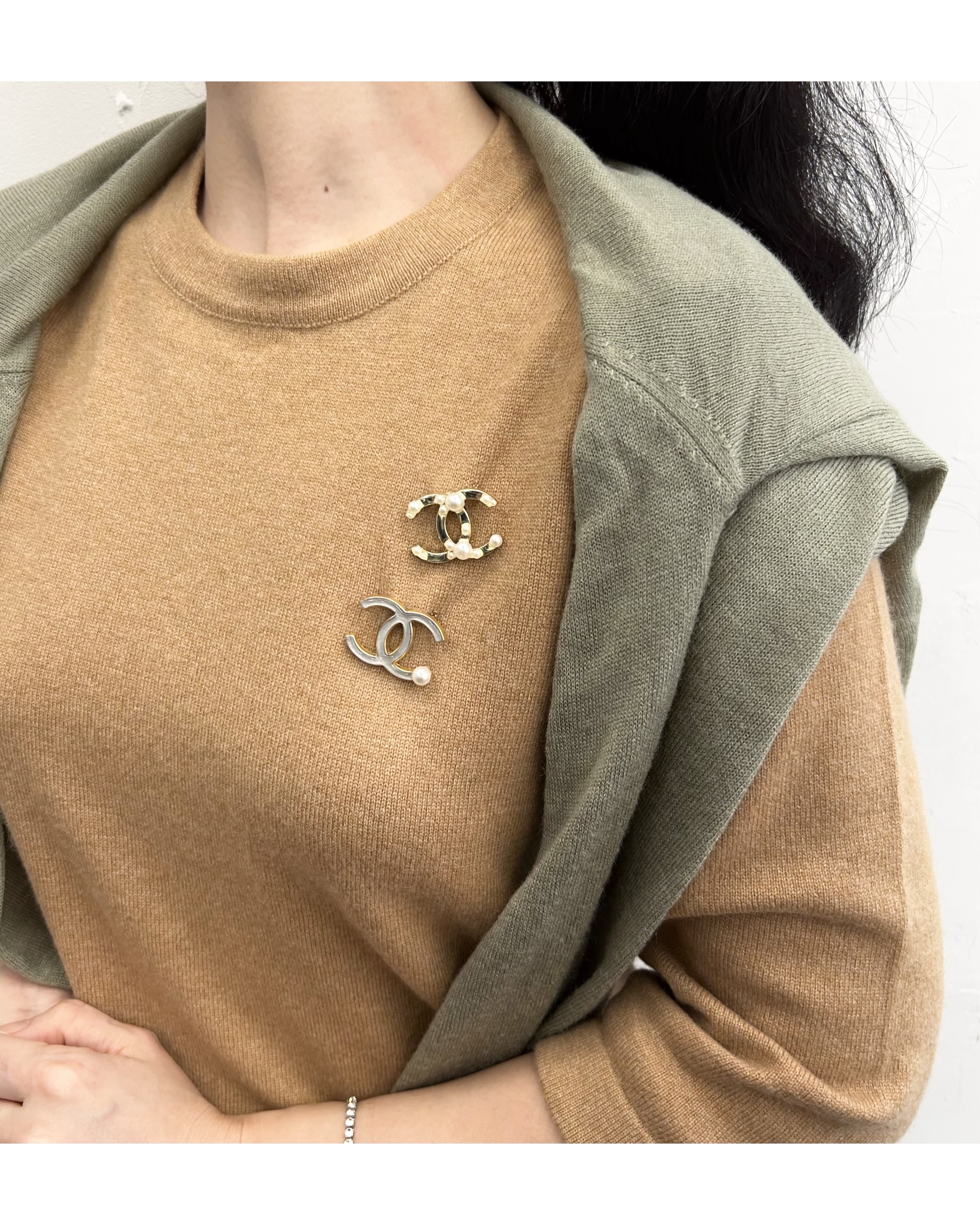 CHANEL hanger CC brooch no.17