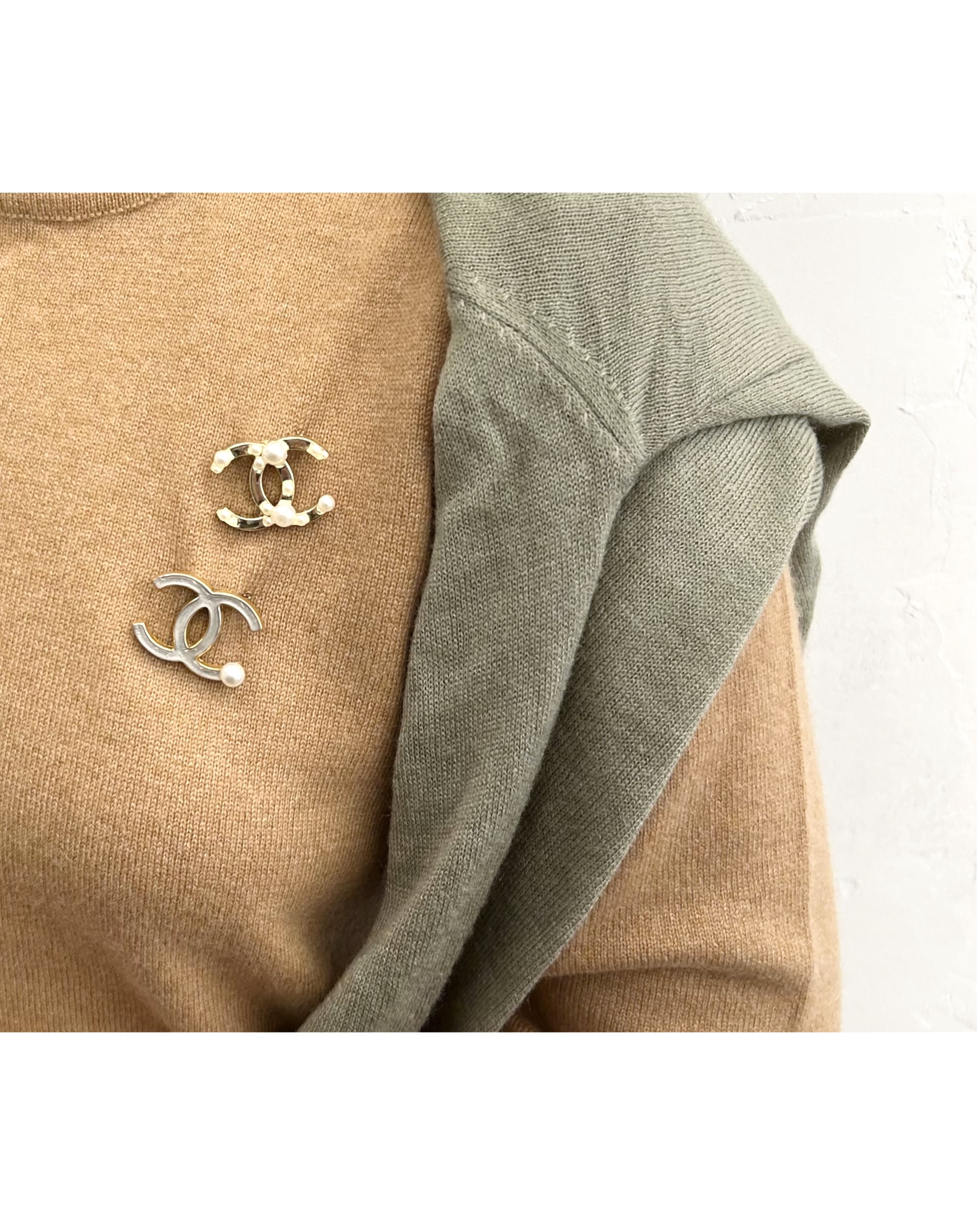 CHANEL hanger CC brooch no.17