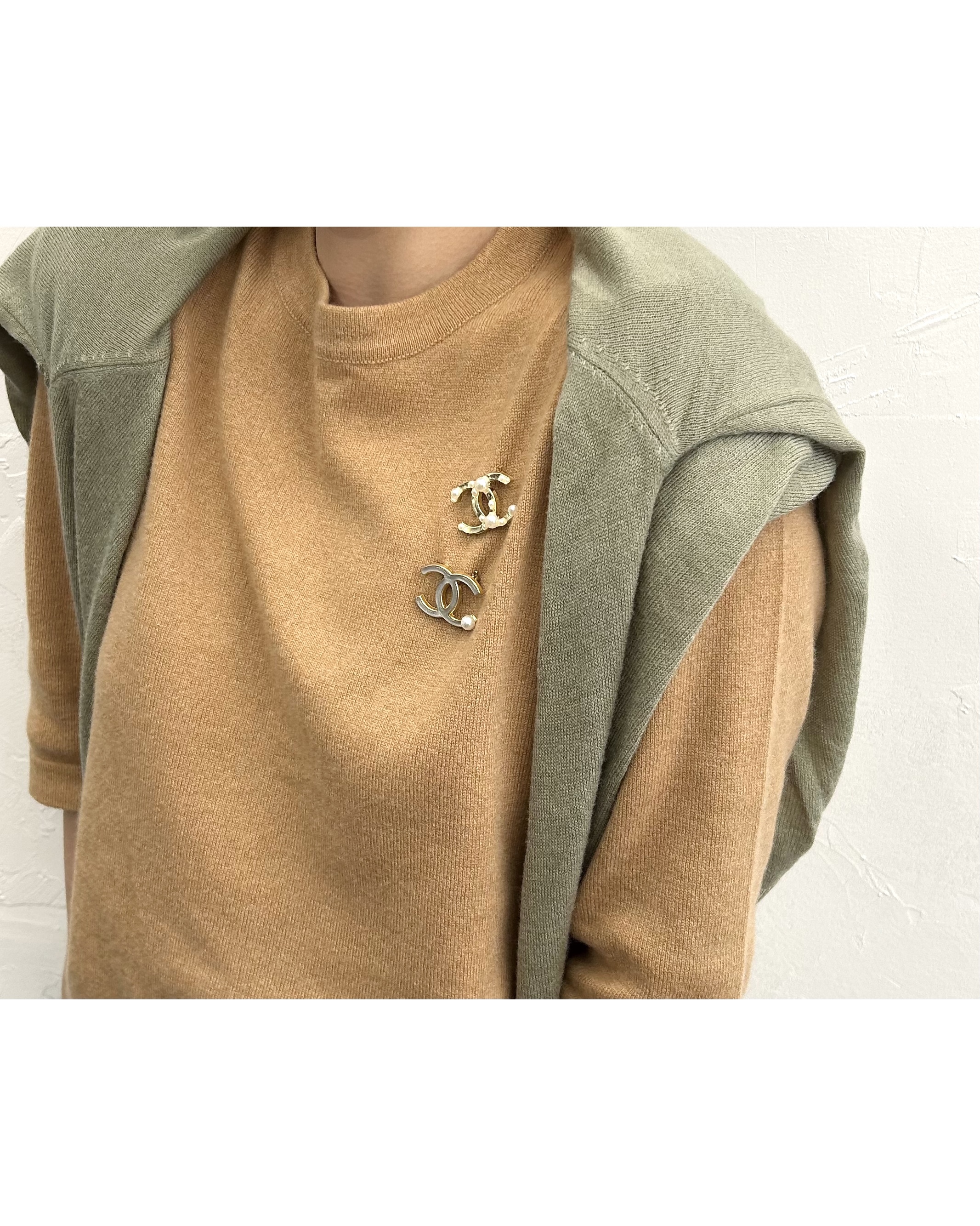 CHANEL hanger CC brooch no.17