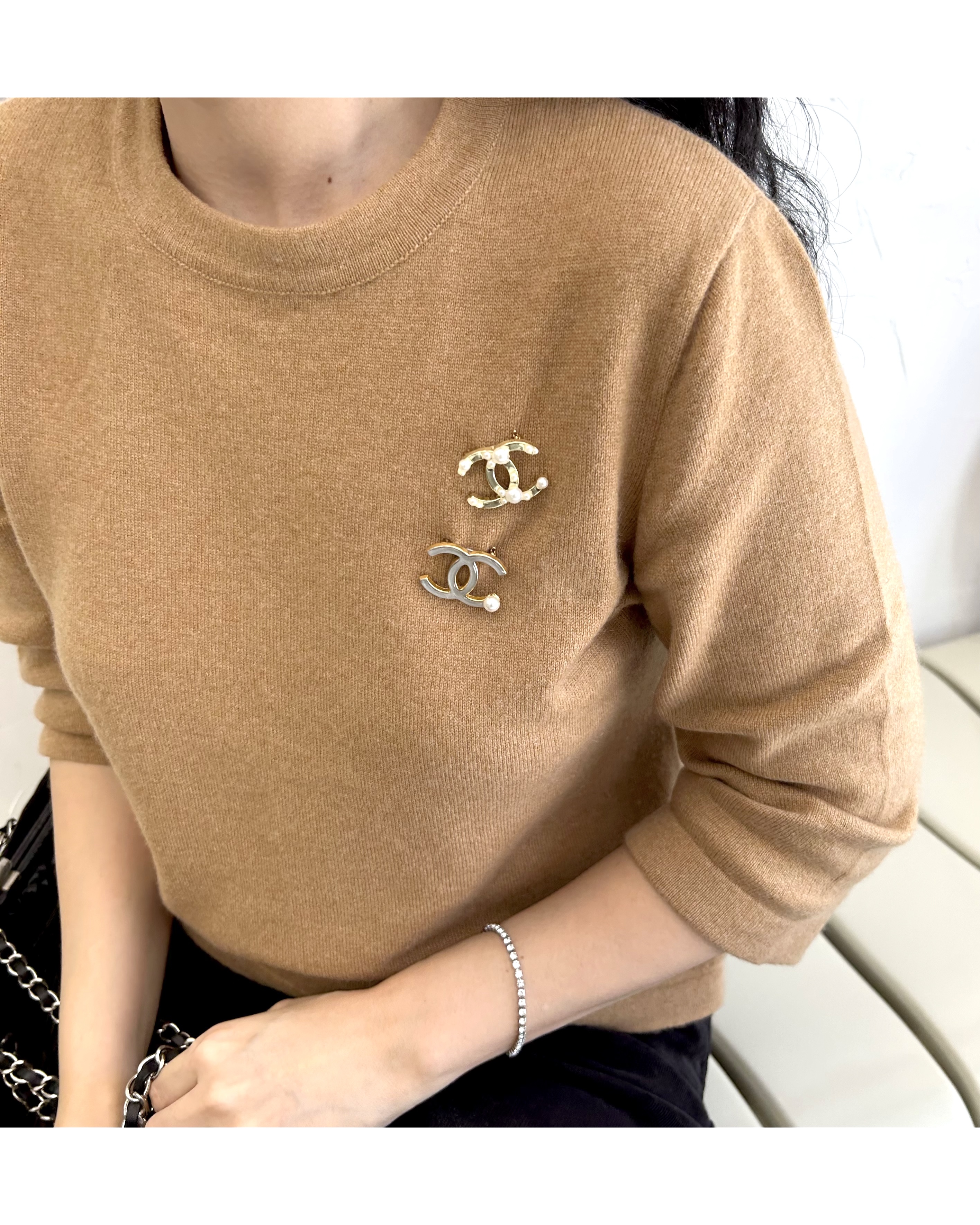 CHANEL hanger CC brooch no.17
