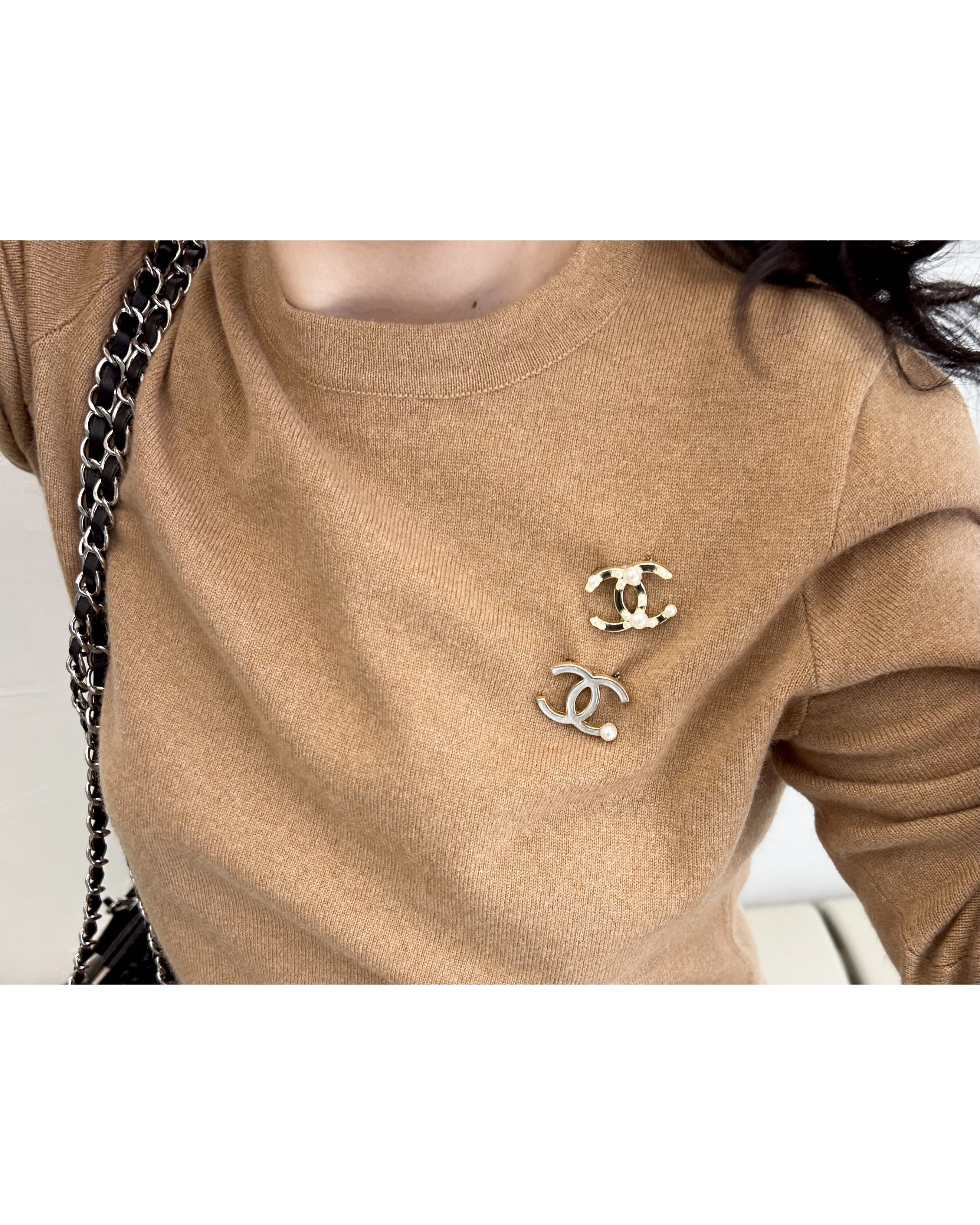 CHANEL hanger CC brooch no.17