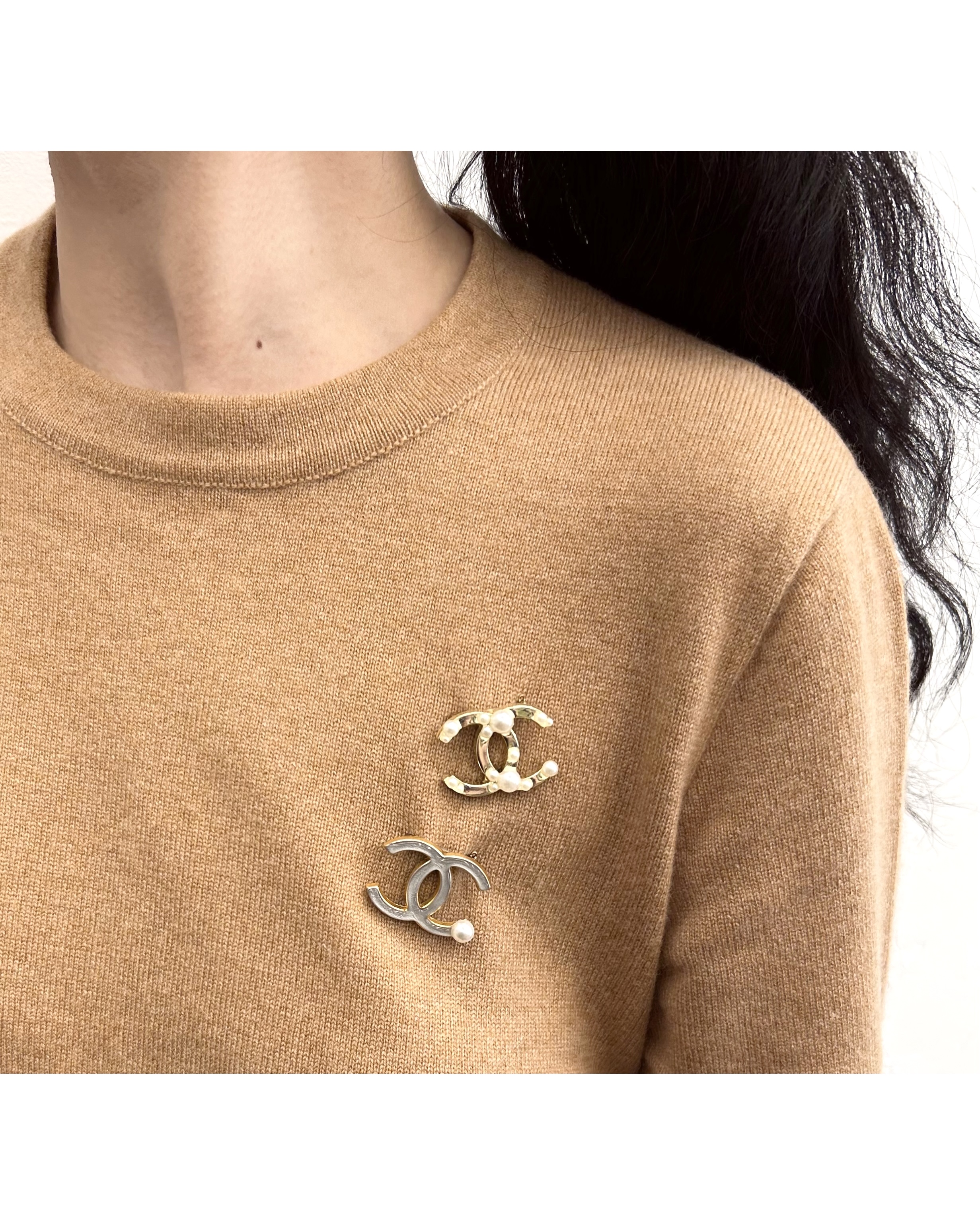 CHANEL hanger CC brooch no.17
