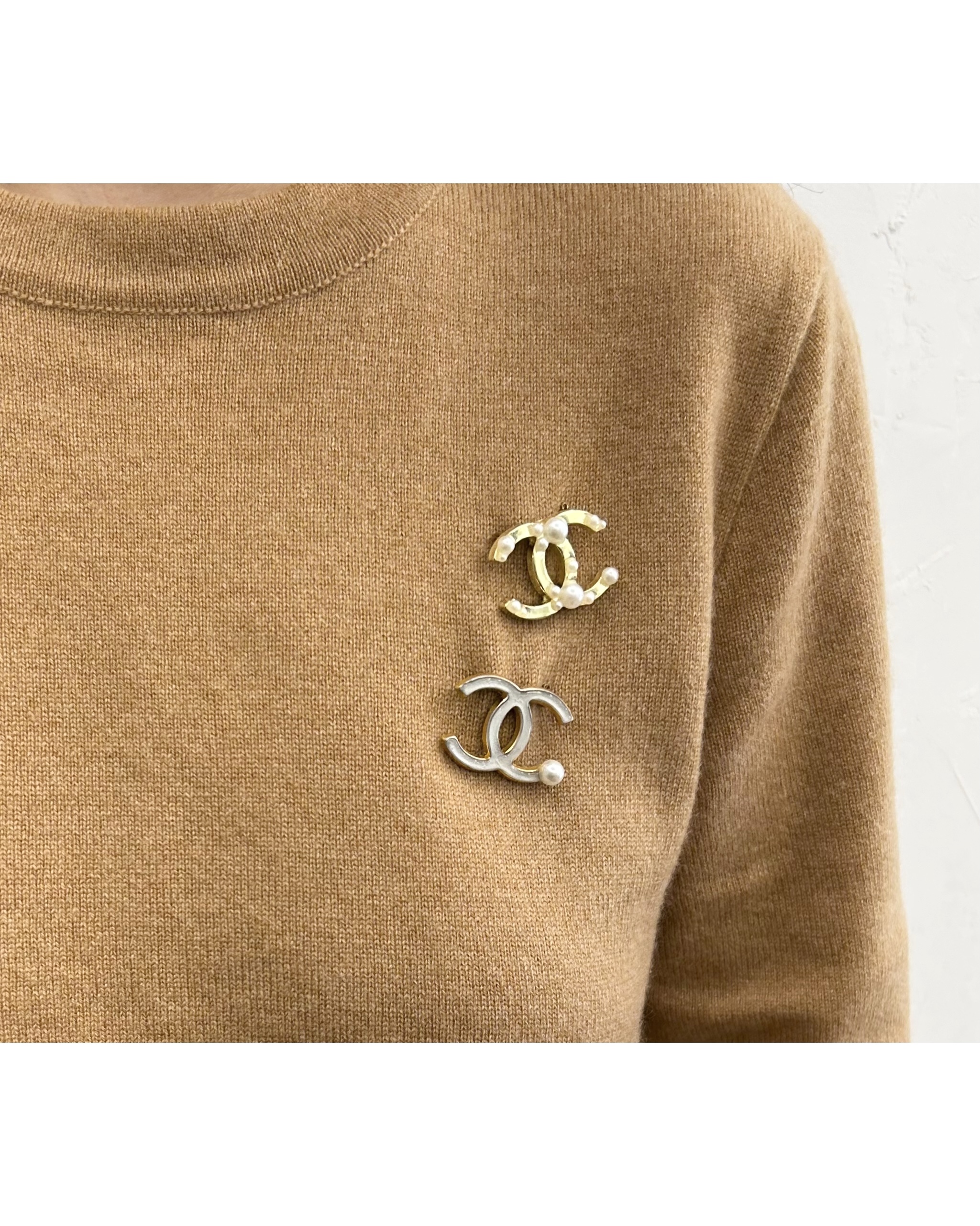 CHANEL hanger CC brooch no.17