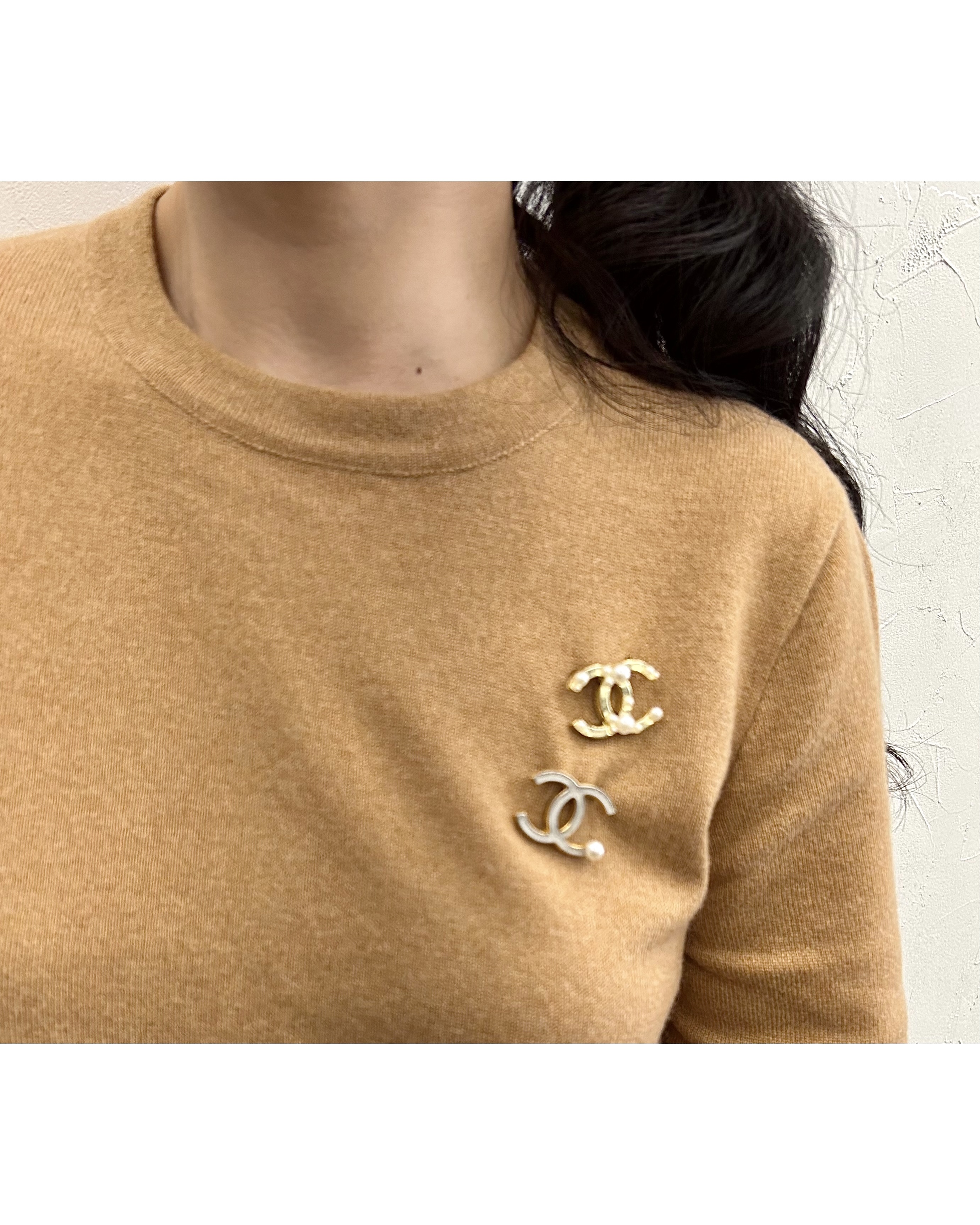 CHANEL hanger CC brooch no.17