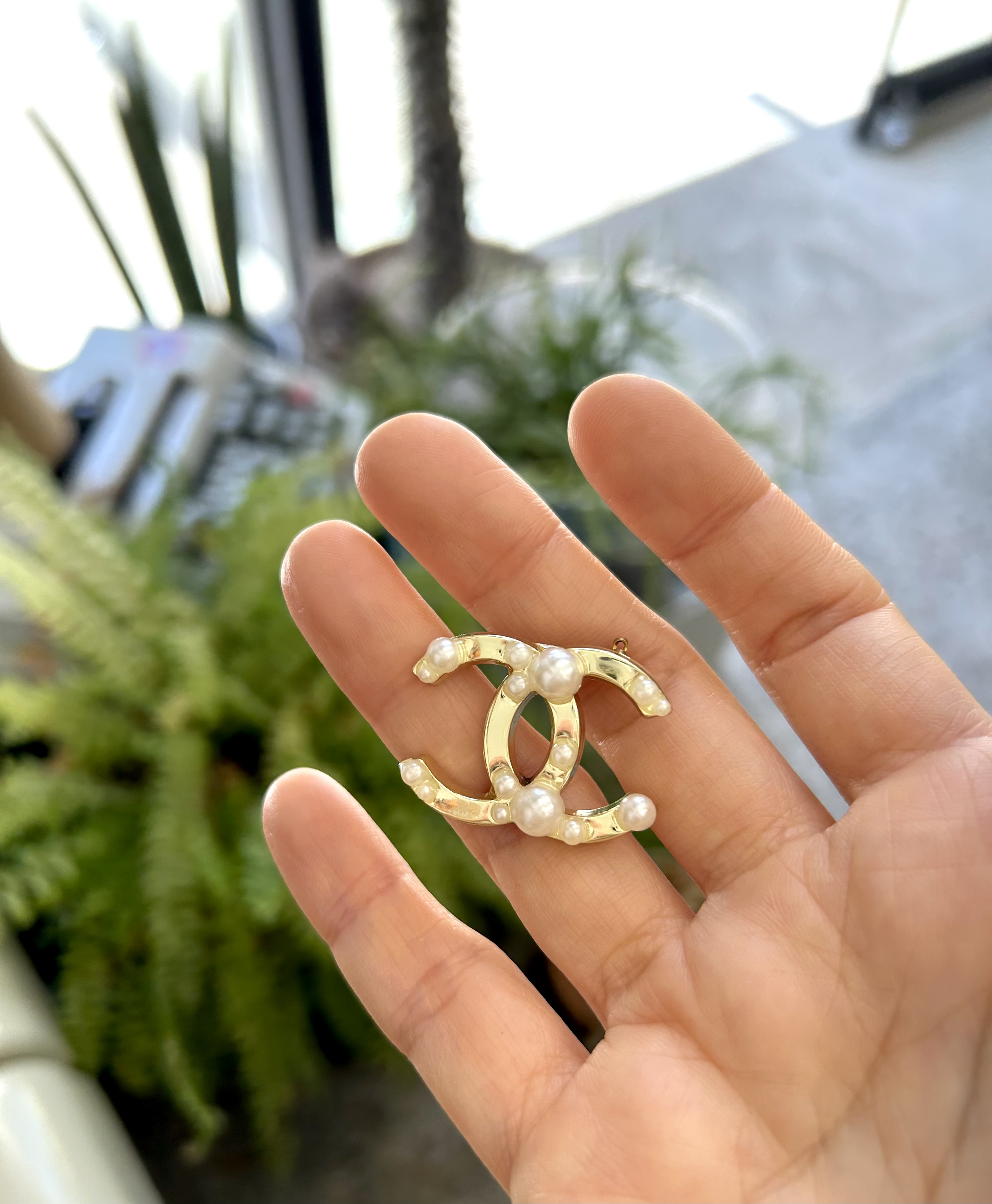 CHANEL hanger CC brooch no.17