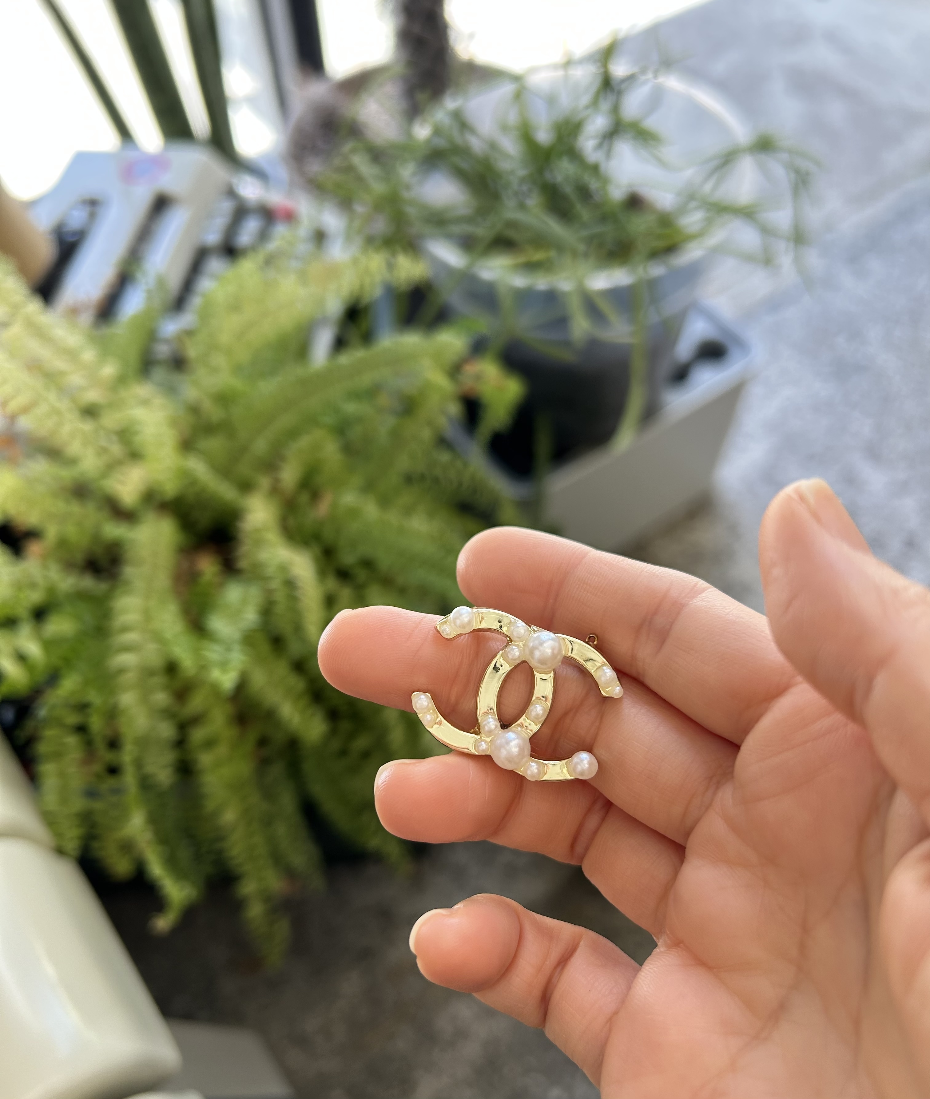 CHANEL hanger CC brooch no.17