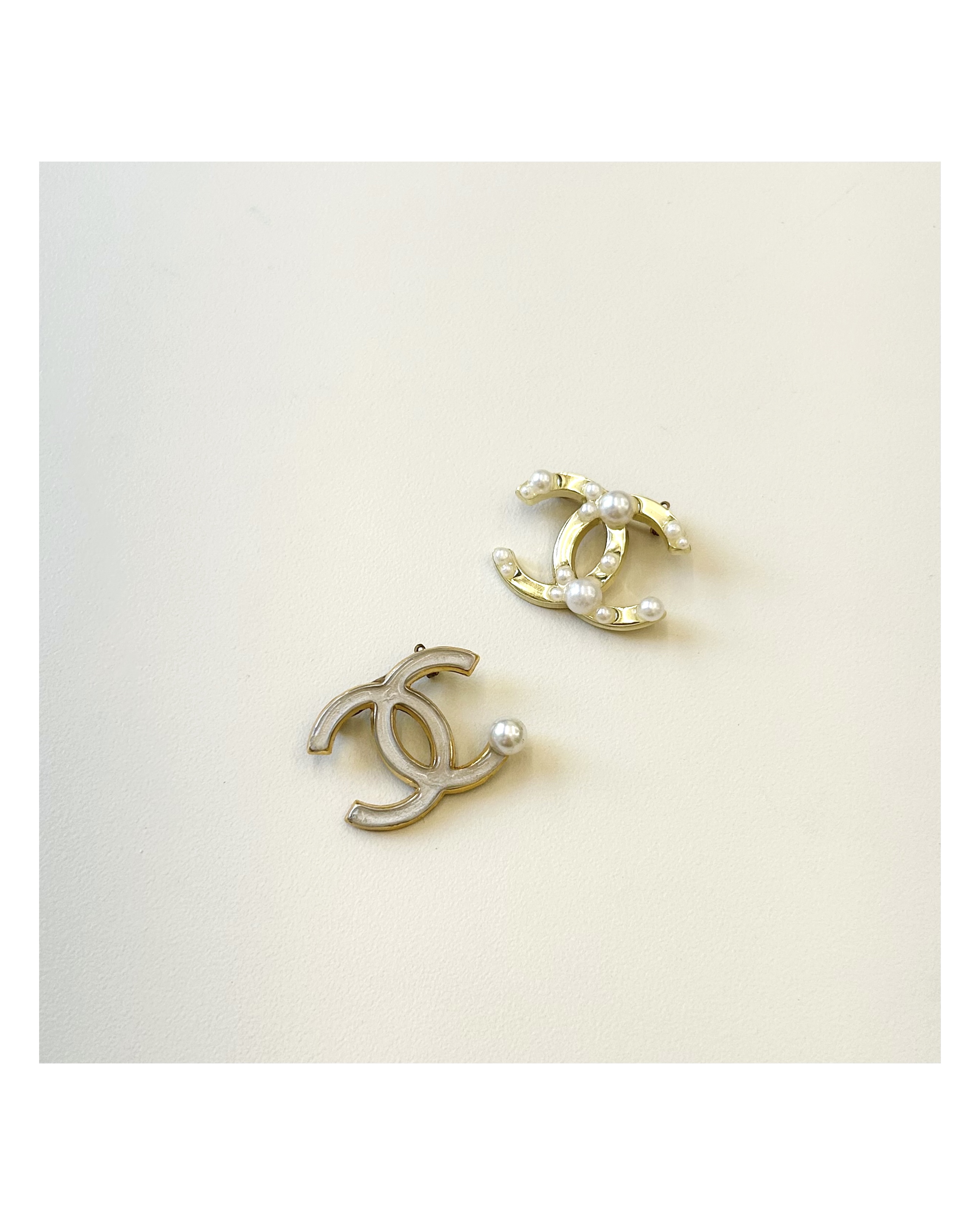 CHANEL hanger CC brooch no.17
