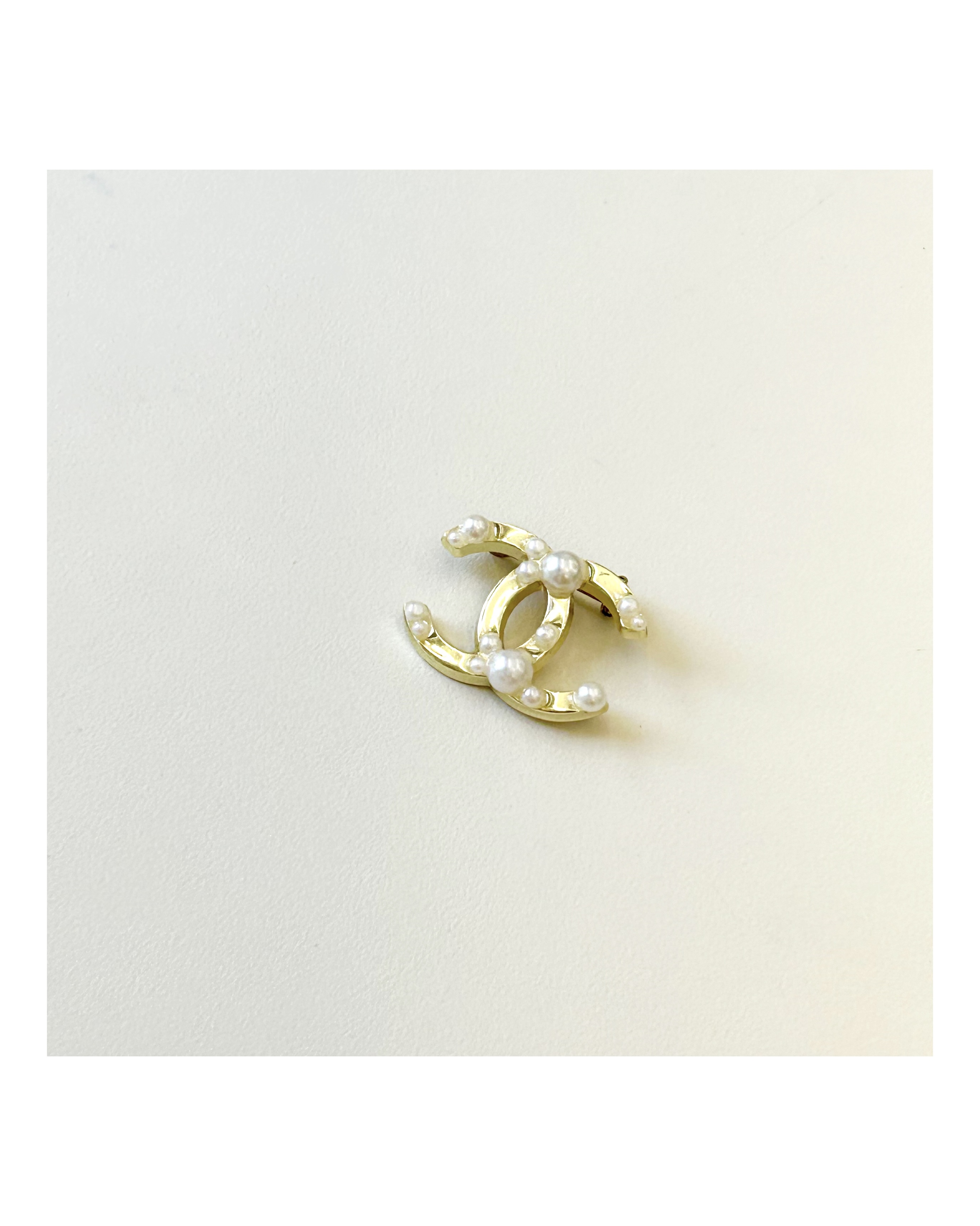 CHANEL hanger CC brooch no.17