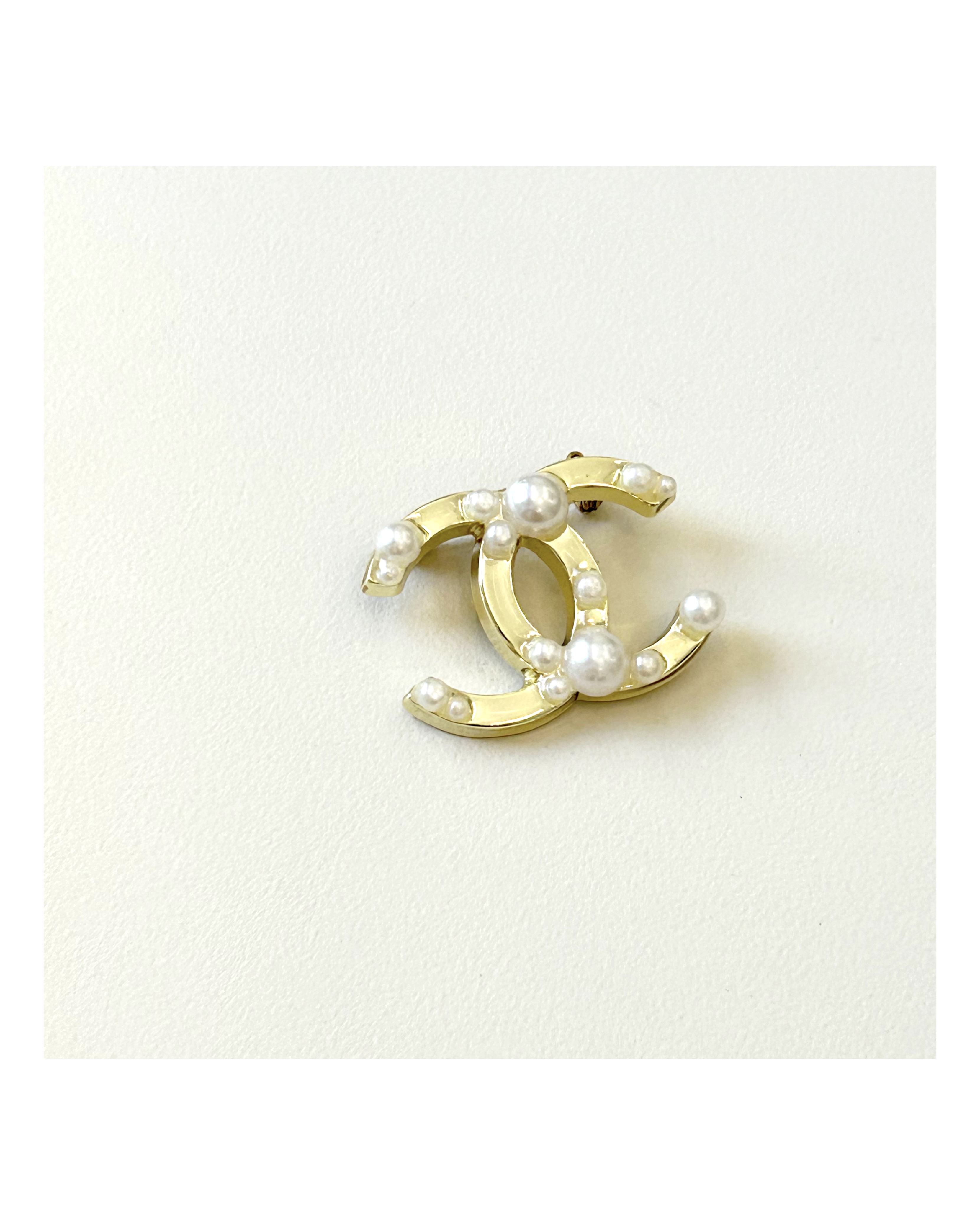 CHANEL hanger CC brooch no.17