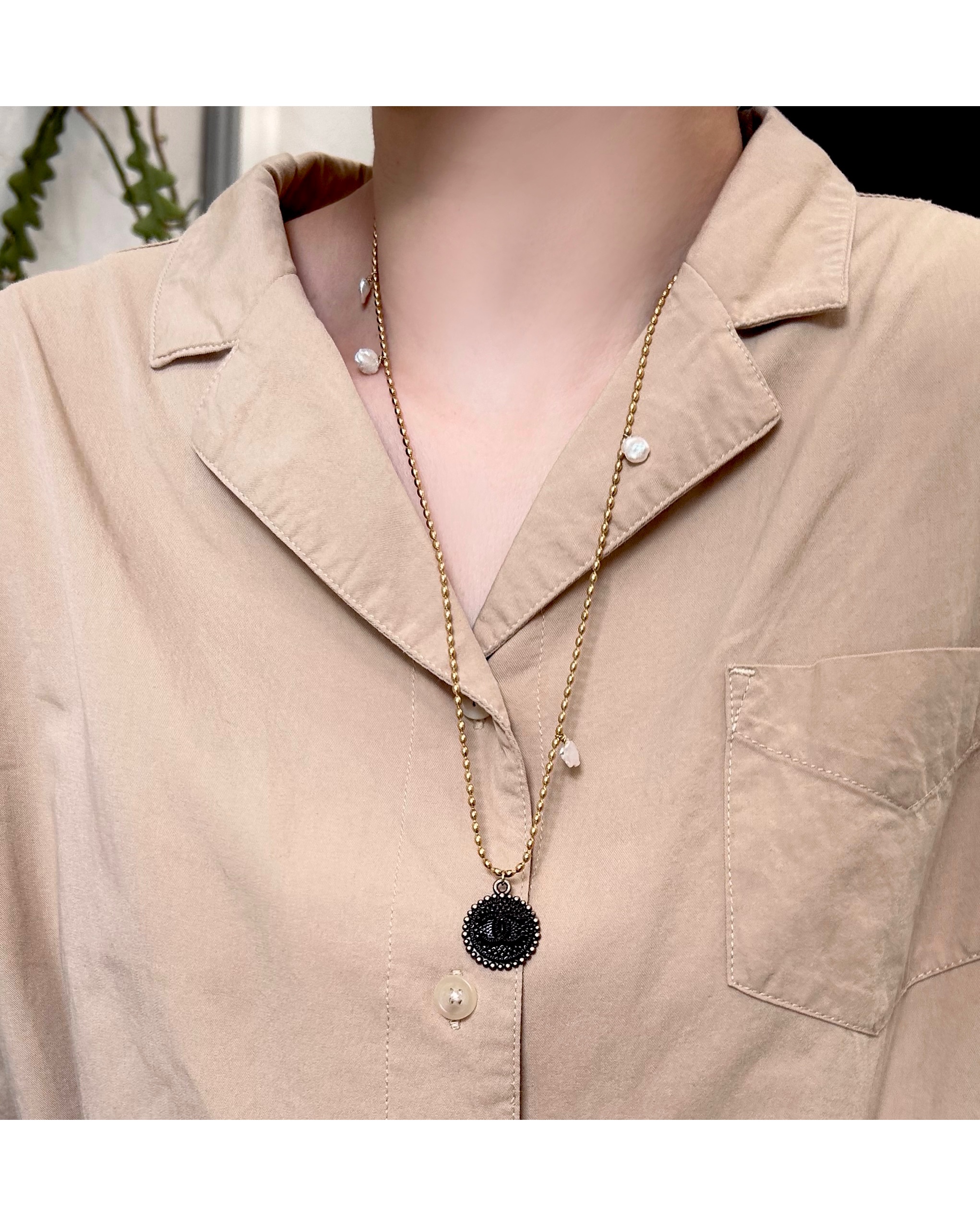 CHANEL button no.86