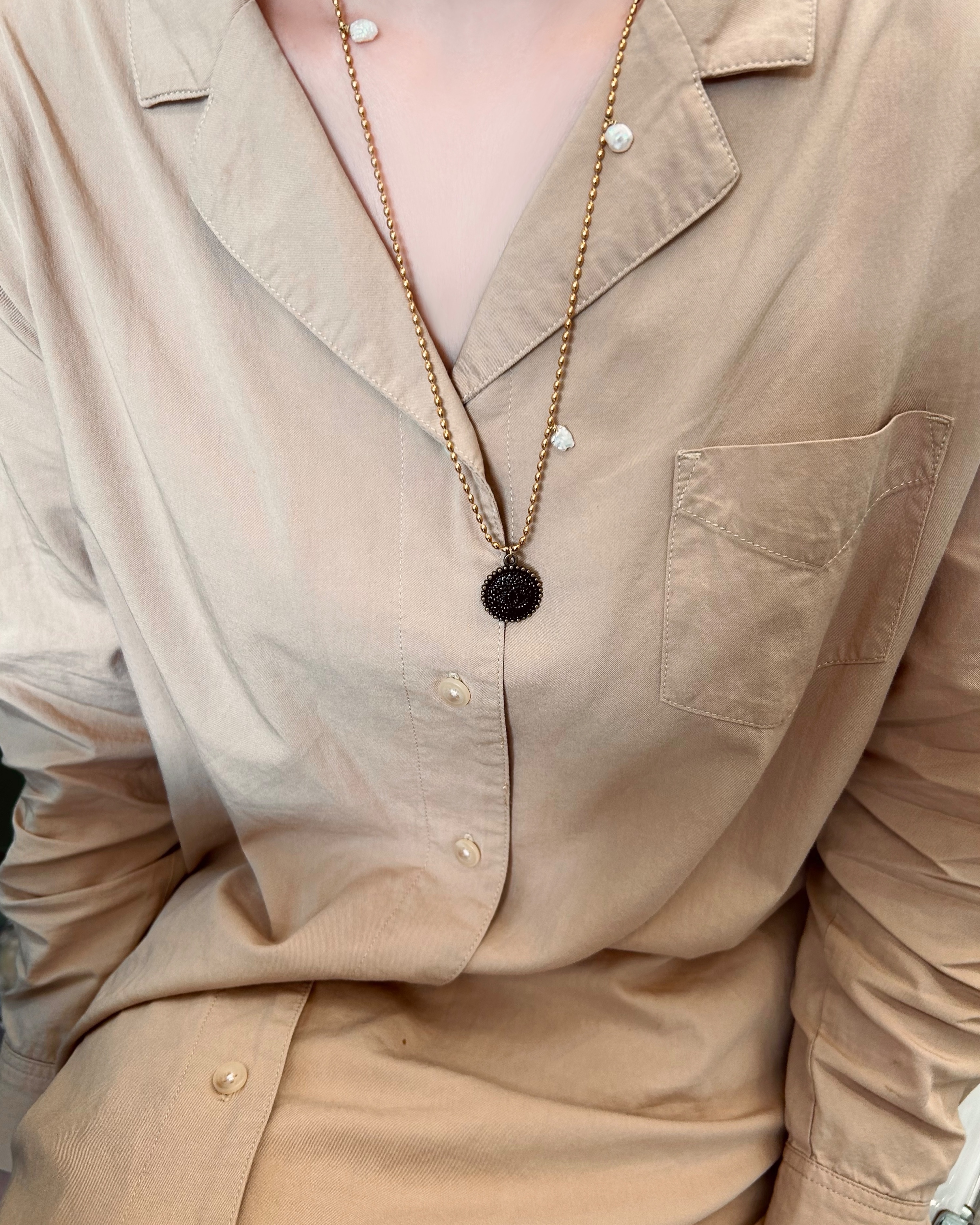 CHANEL button no.86