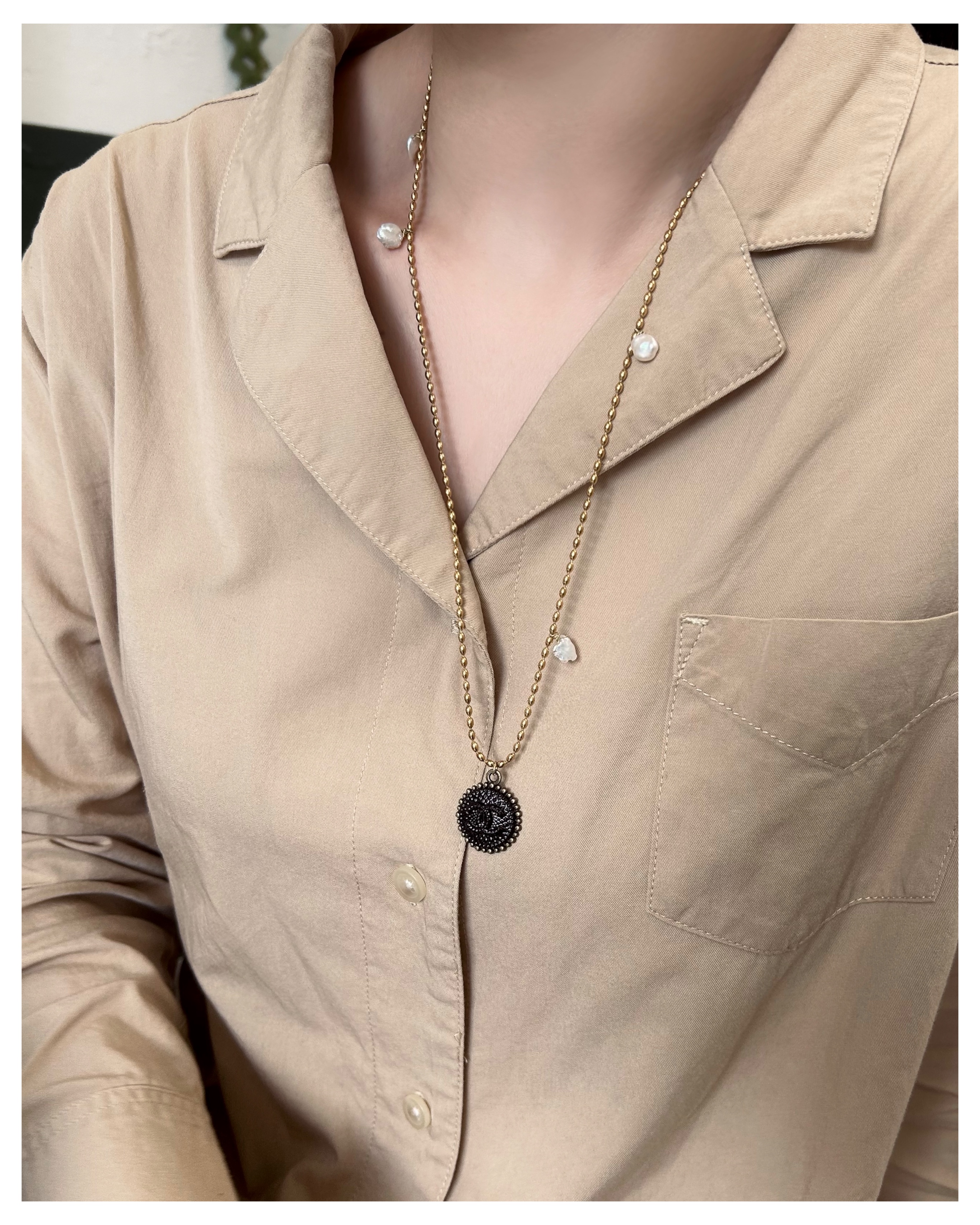 CHANEL button no.86