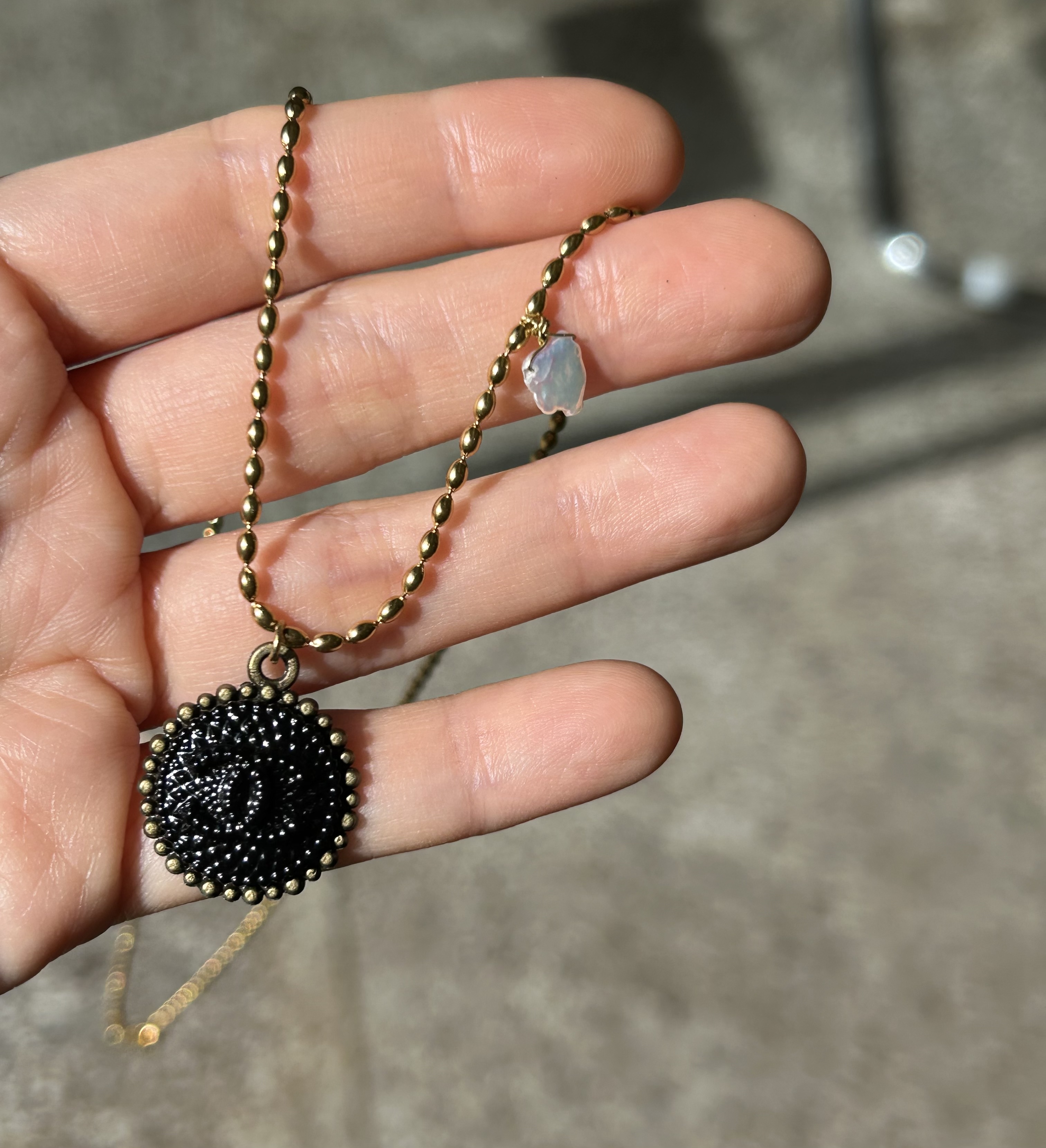 CHANEL button no.86