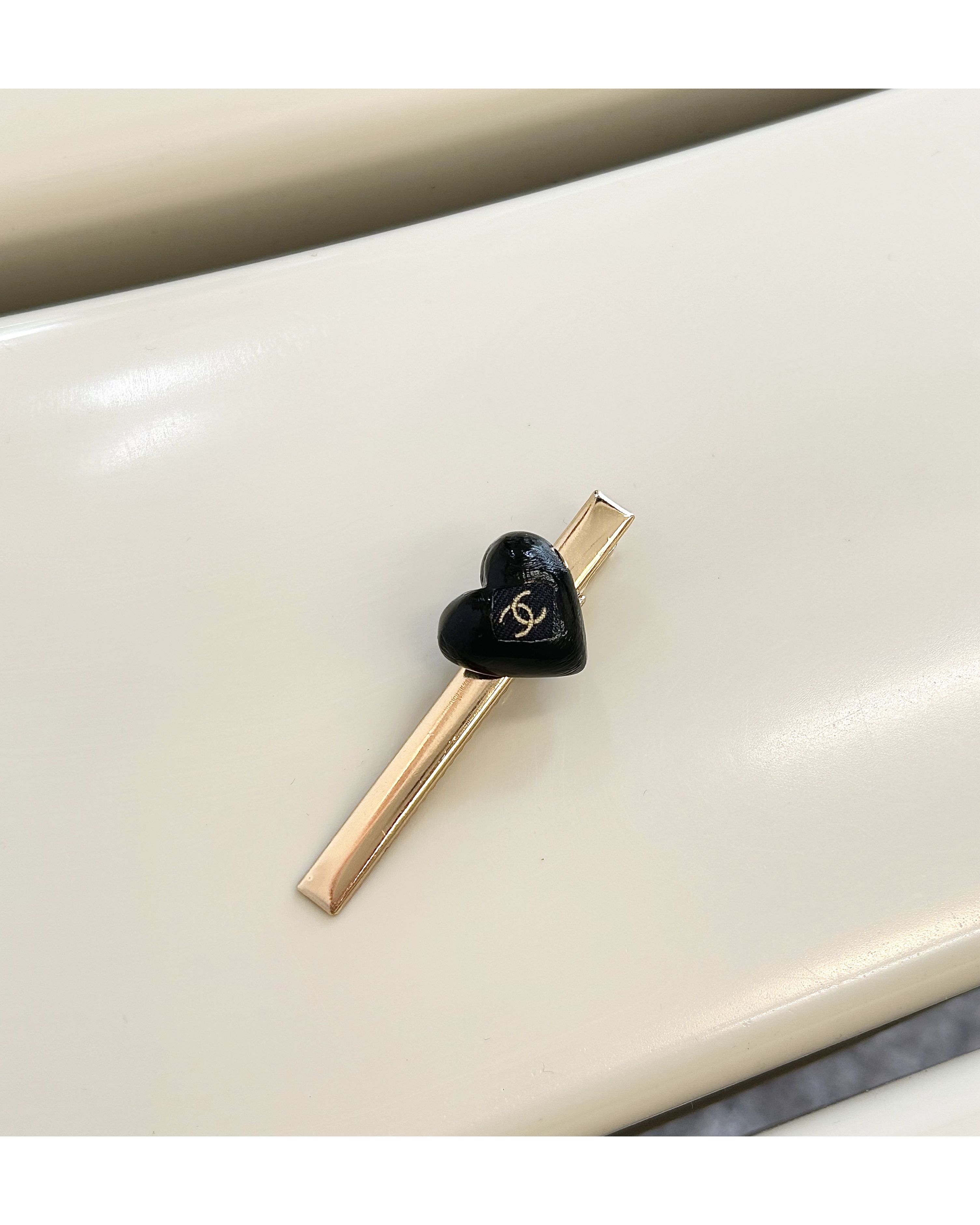 CHANEL black CC heart hair clip no.64