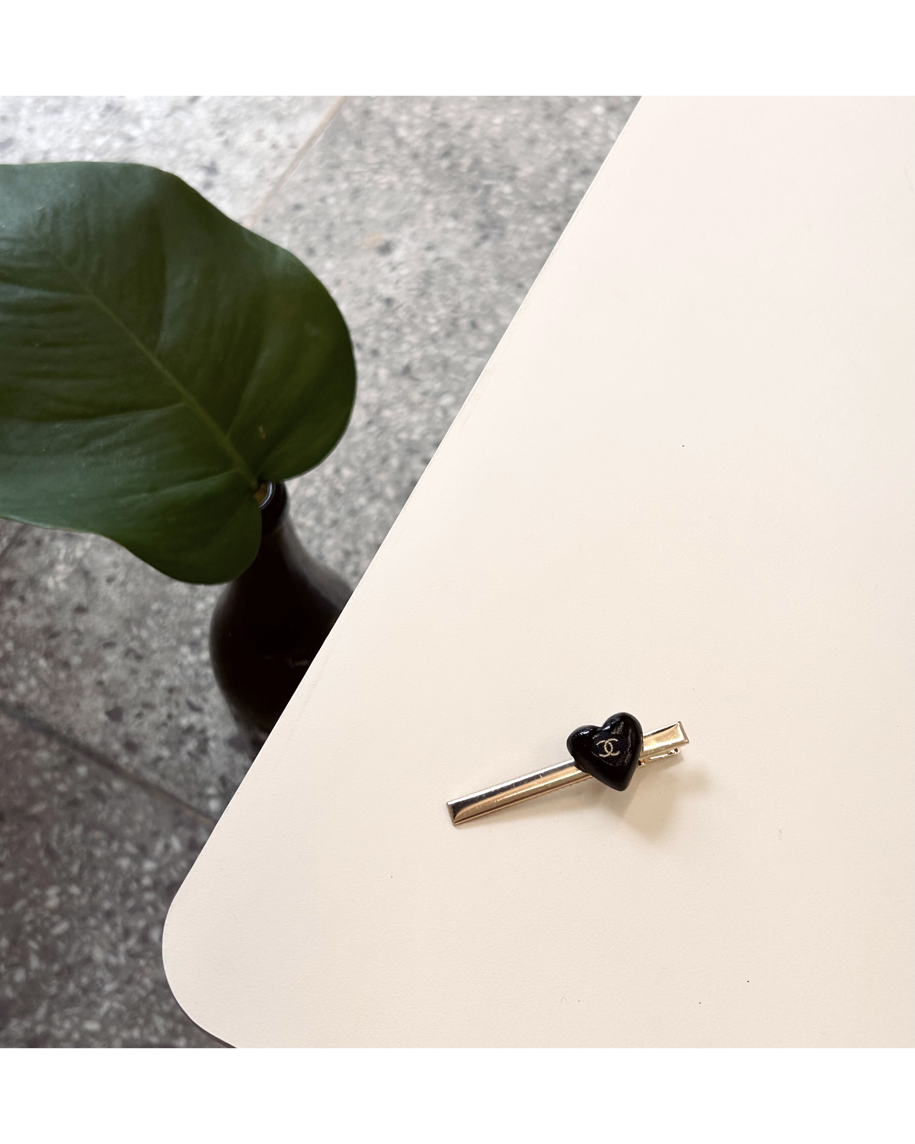 CHANEL black CC heart hair clip no.64