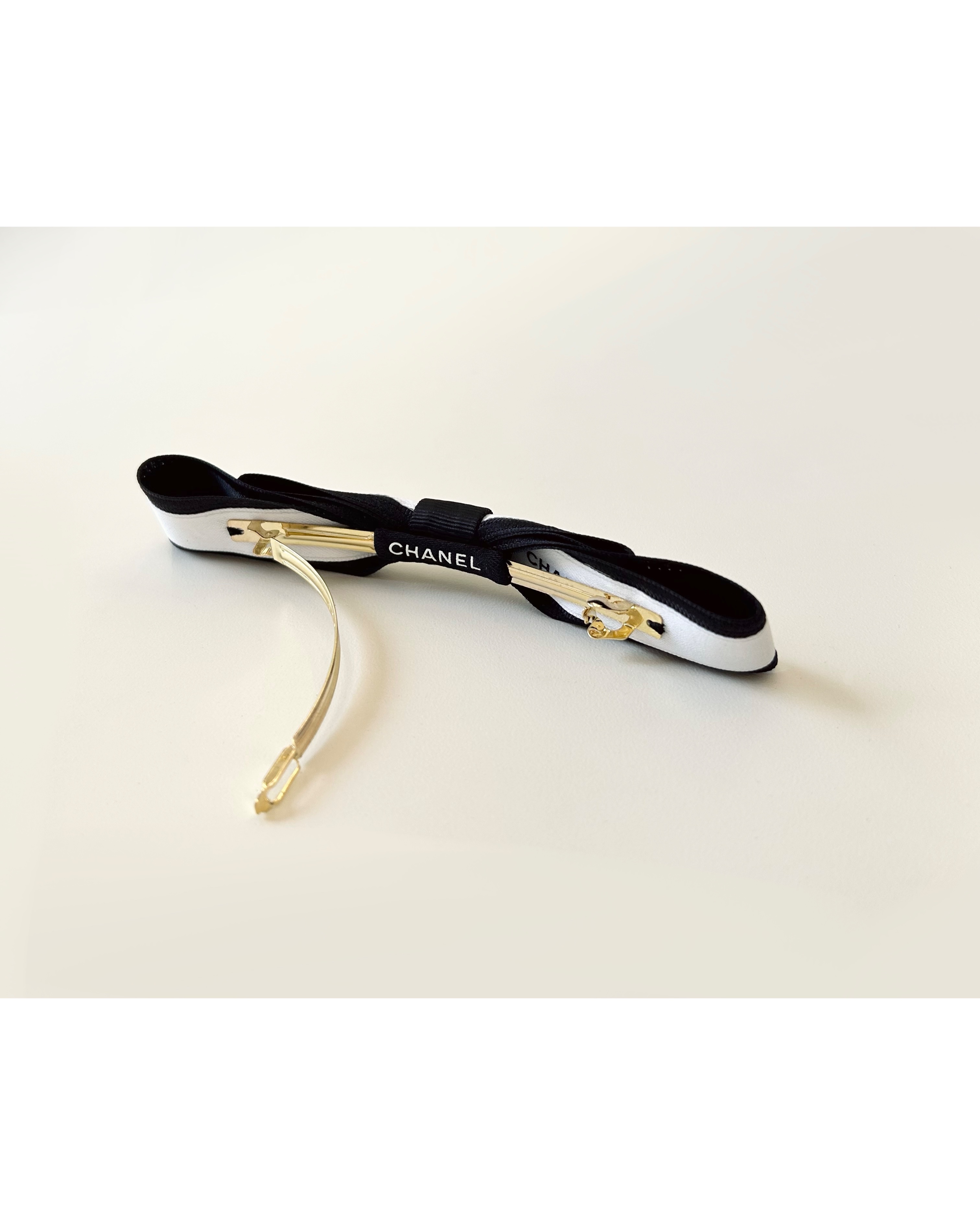 CHANEL black CC heart hair clip no.65