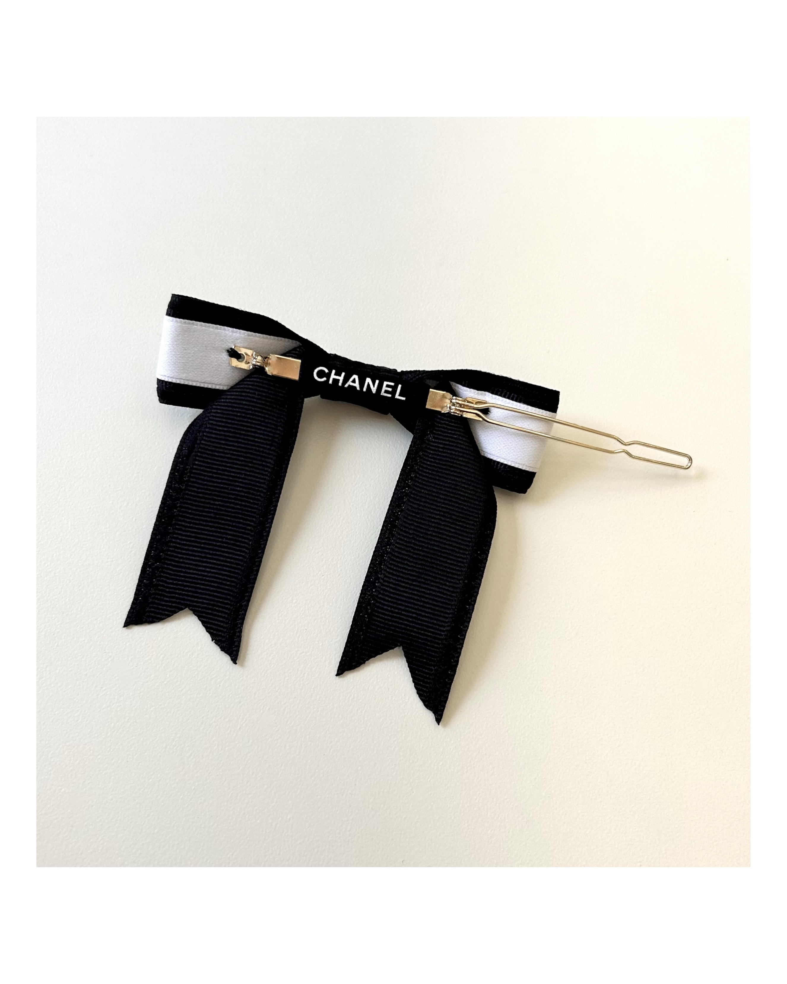CHANEL initial ribbon hair pin no.68
