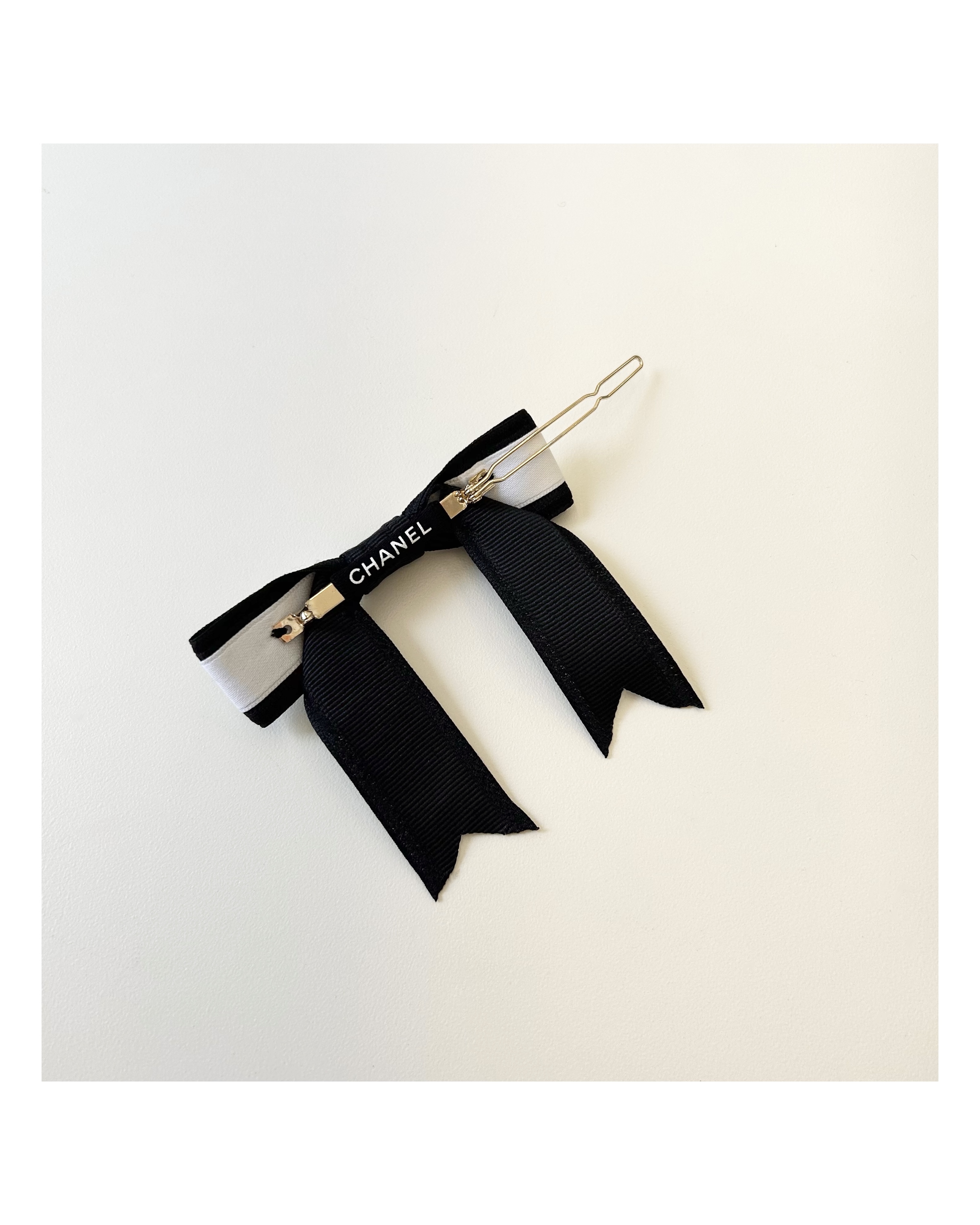 CHANEL initial ribbon hair pin no.68