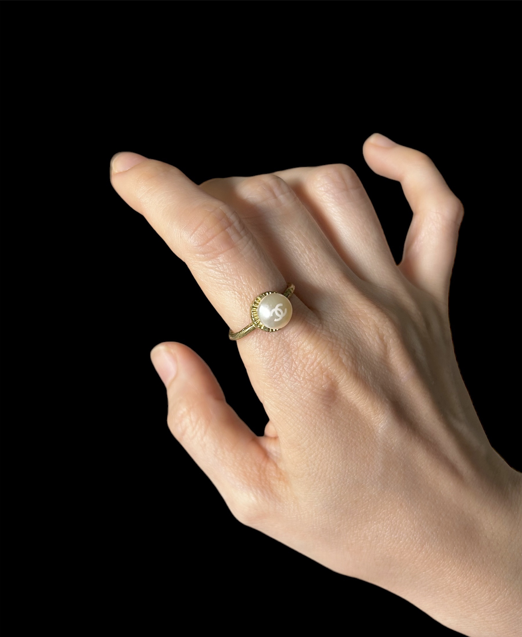 CHANEL button no.90