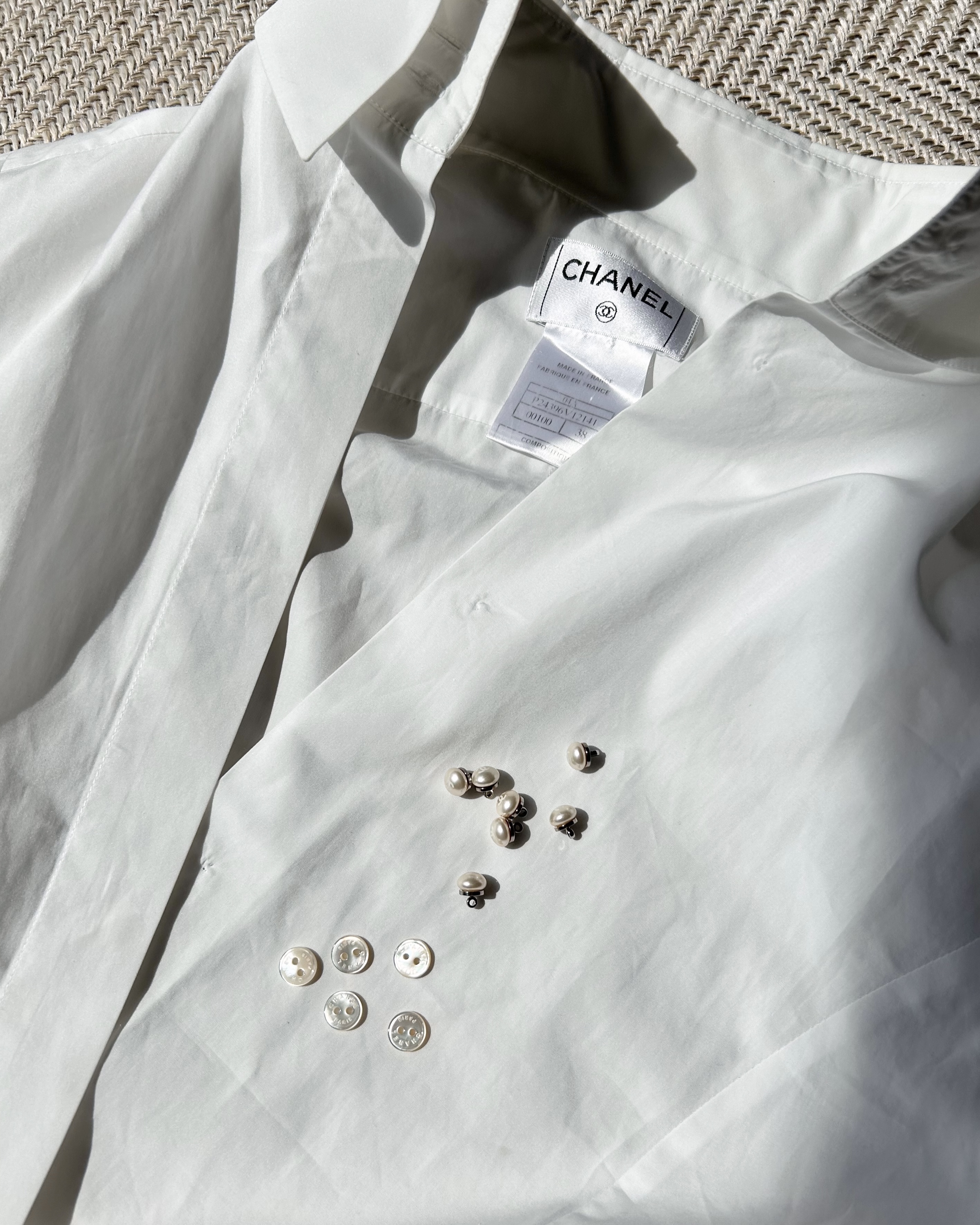 CHANEL button no.90