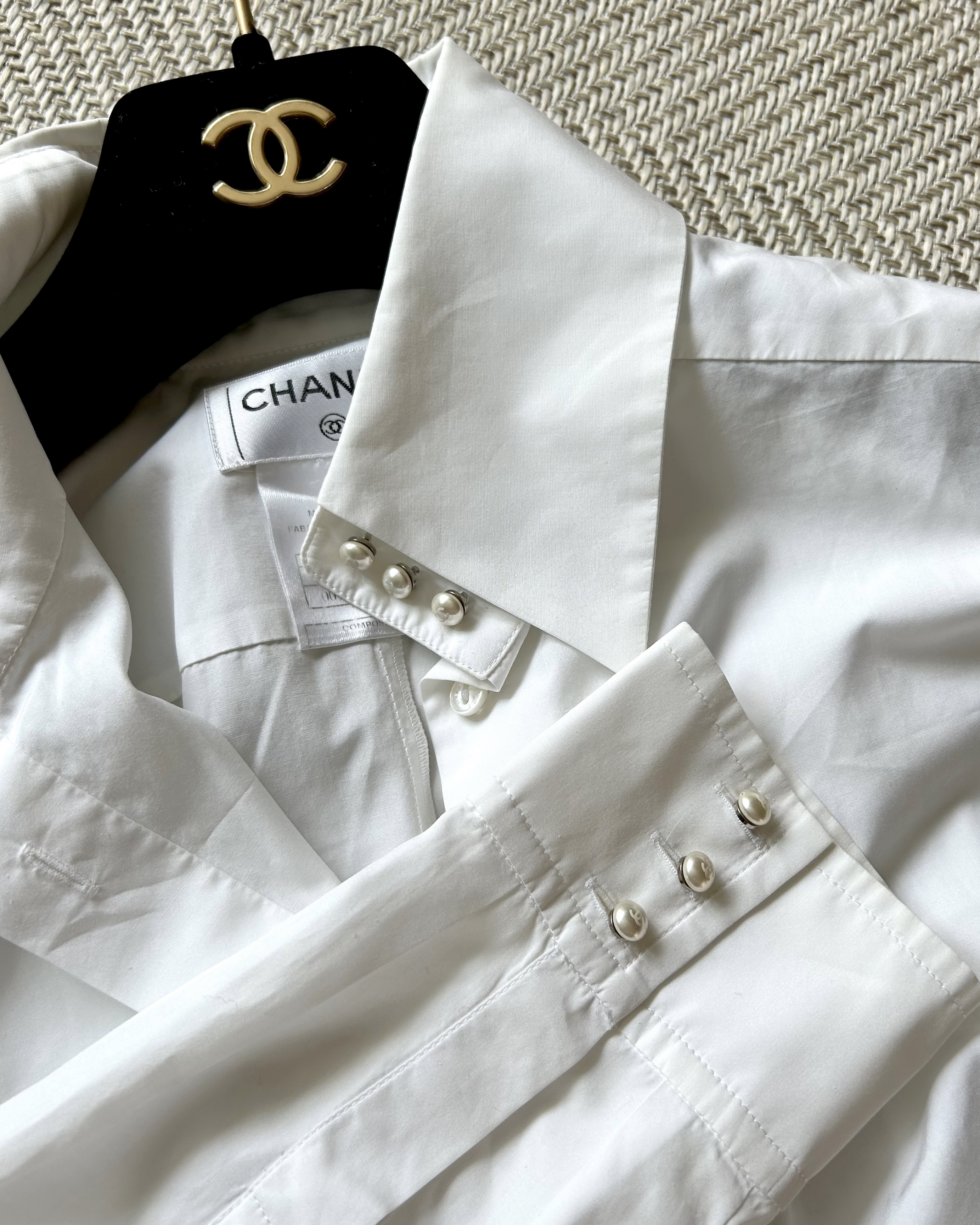 CHANEL button no.90