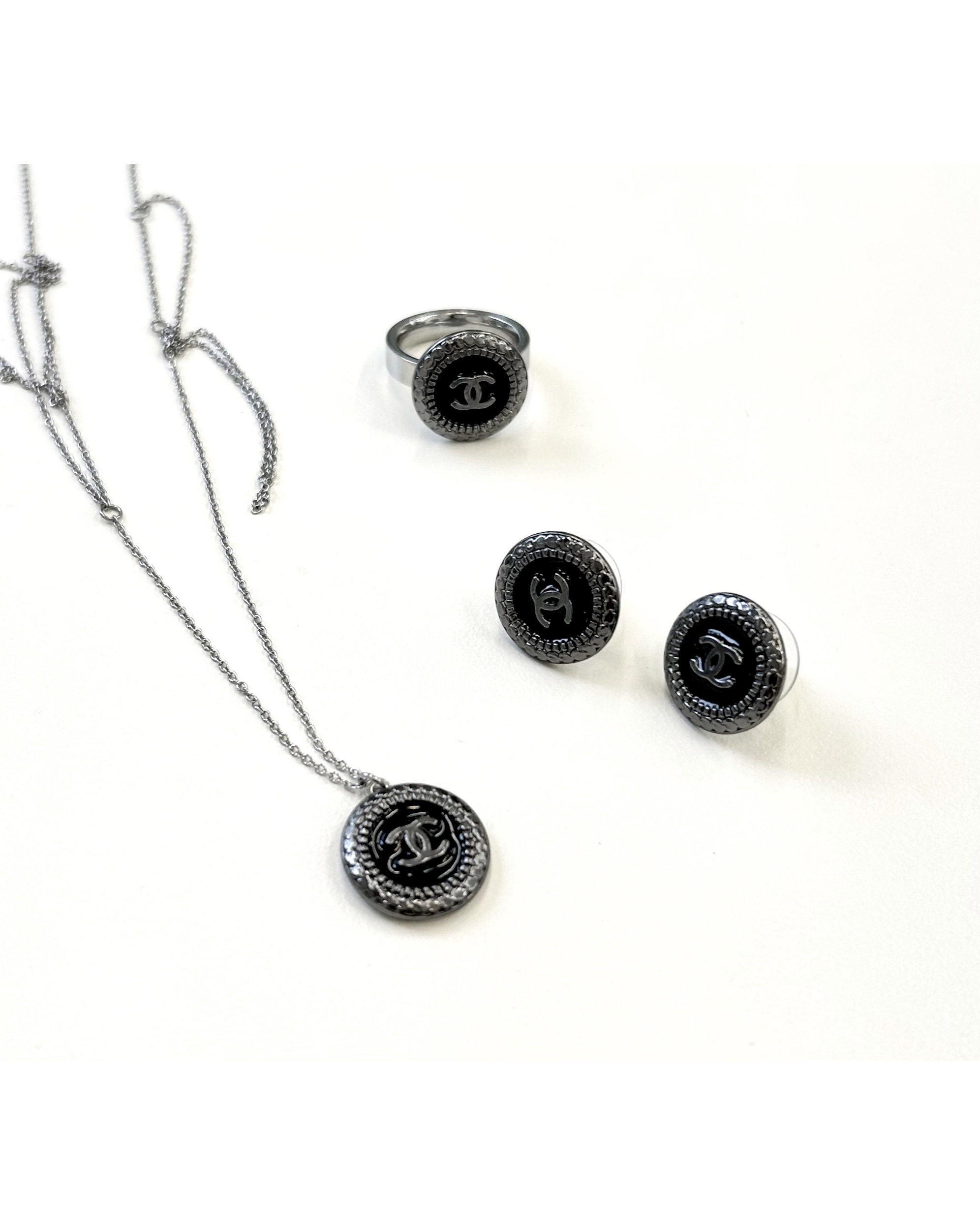 CHANEL button no.91