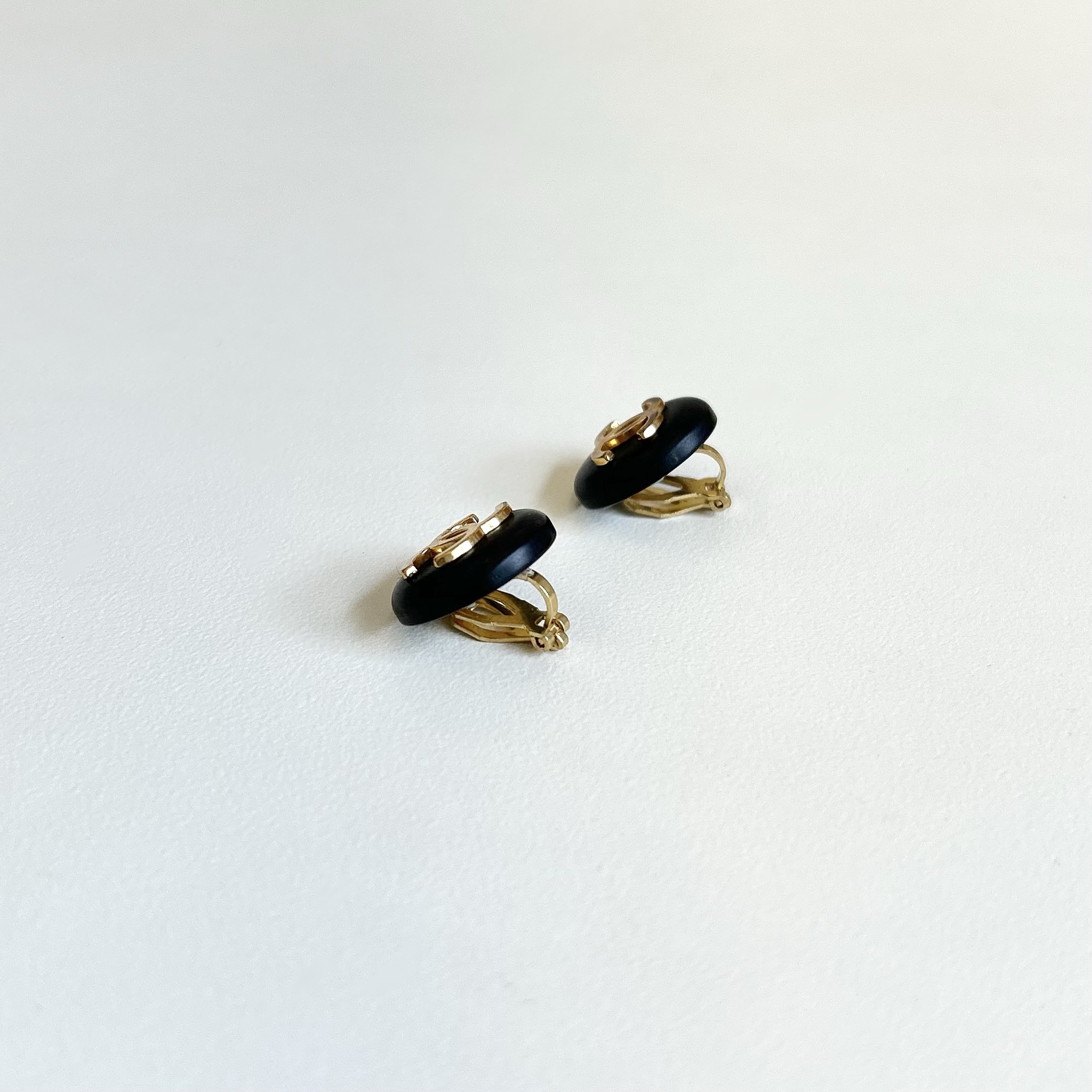 CHANEL button no.92