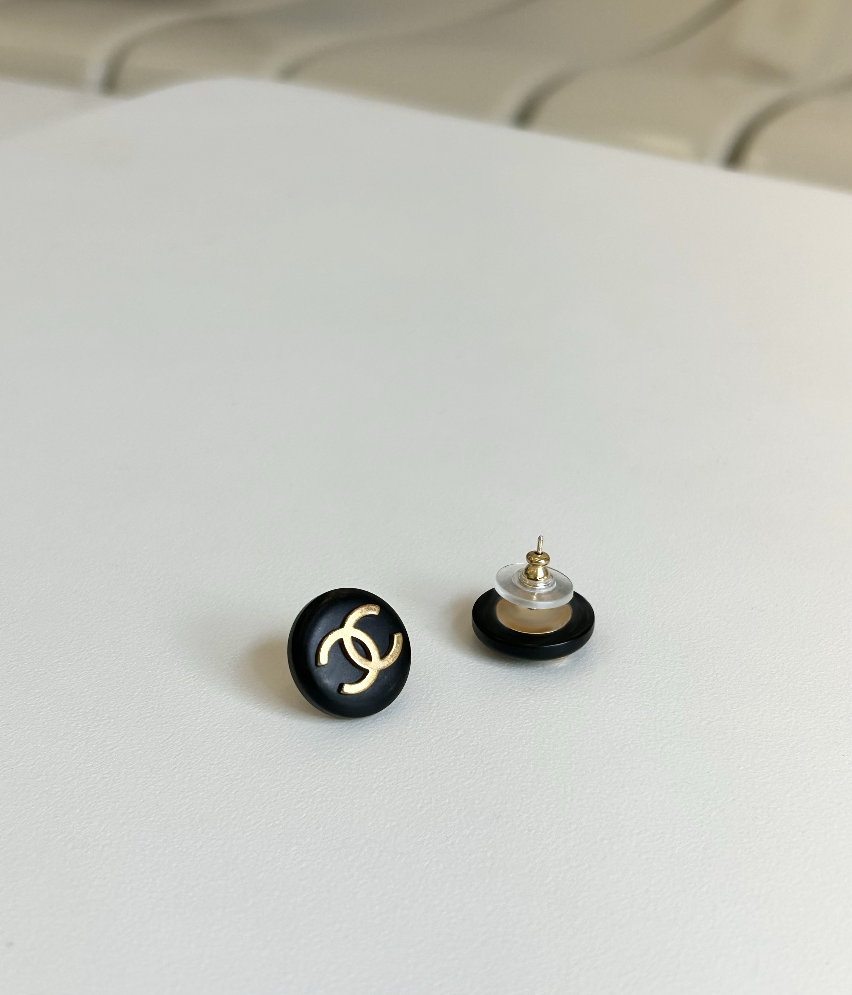 CHANEL button no.92