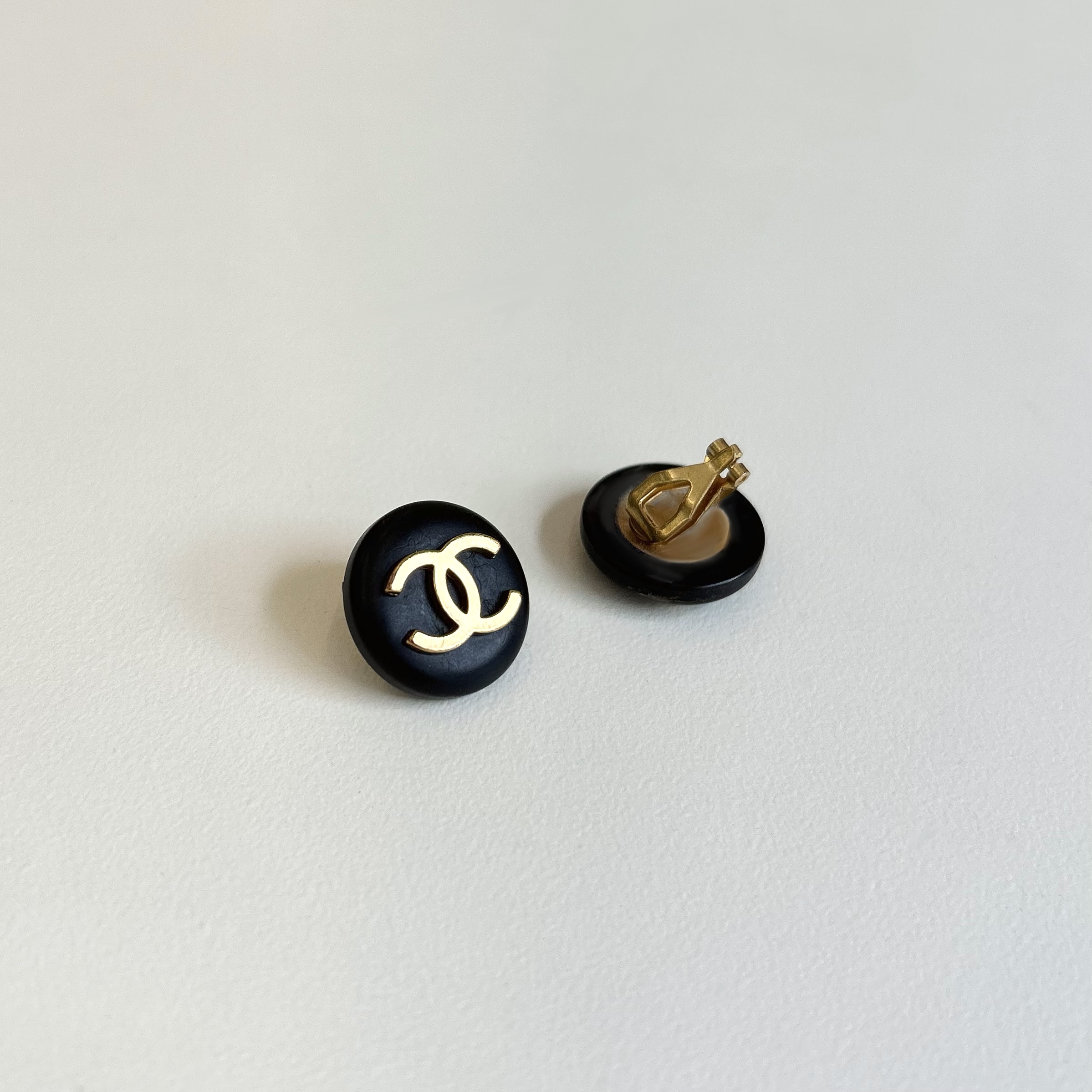 CHANEL button no.92