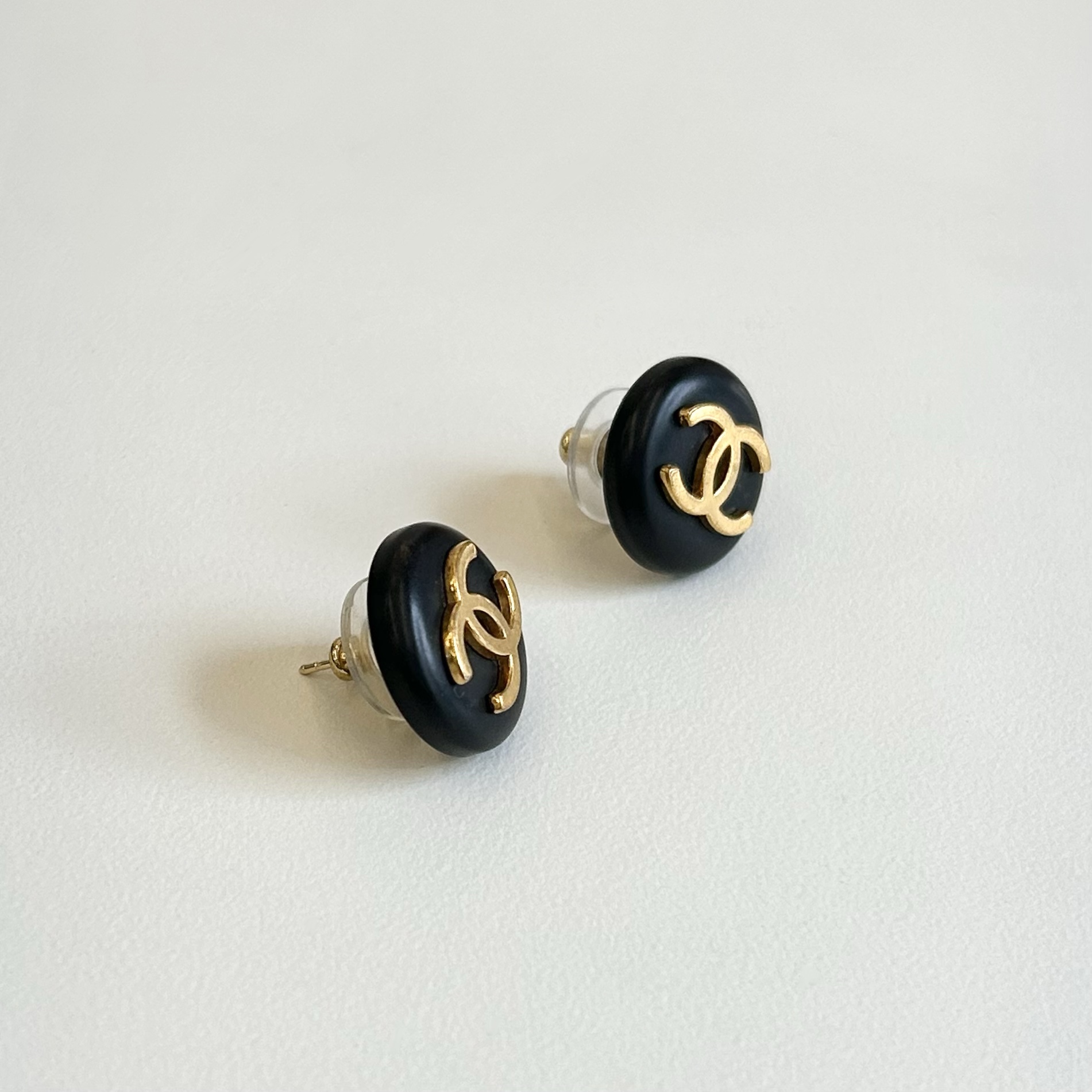 CHANEL button no.92
