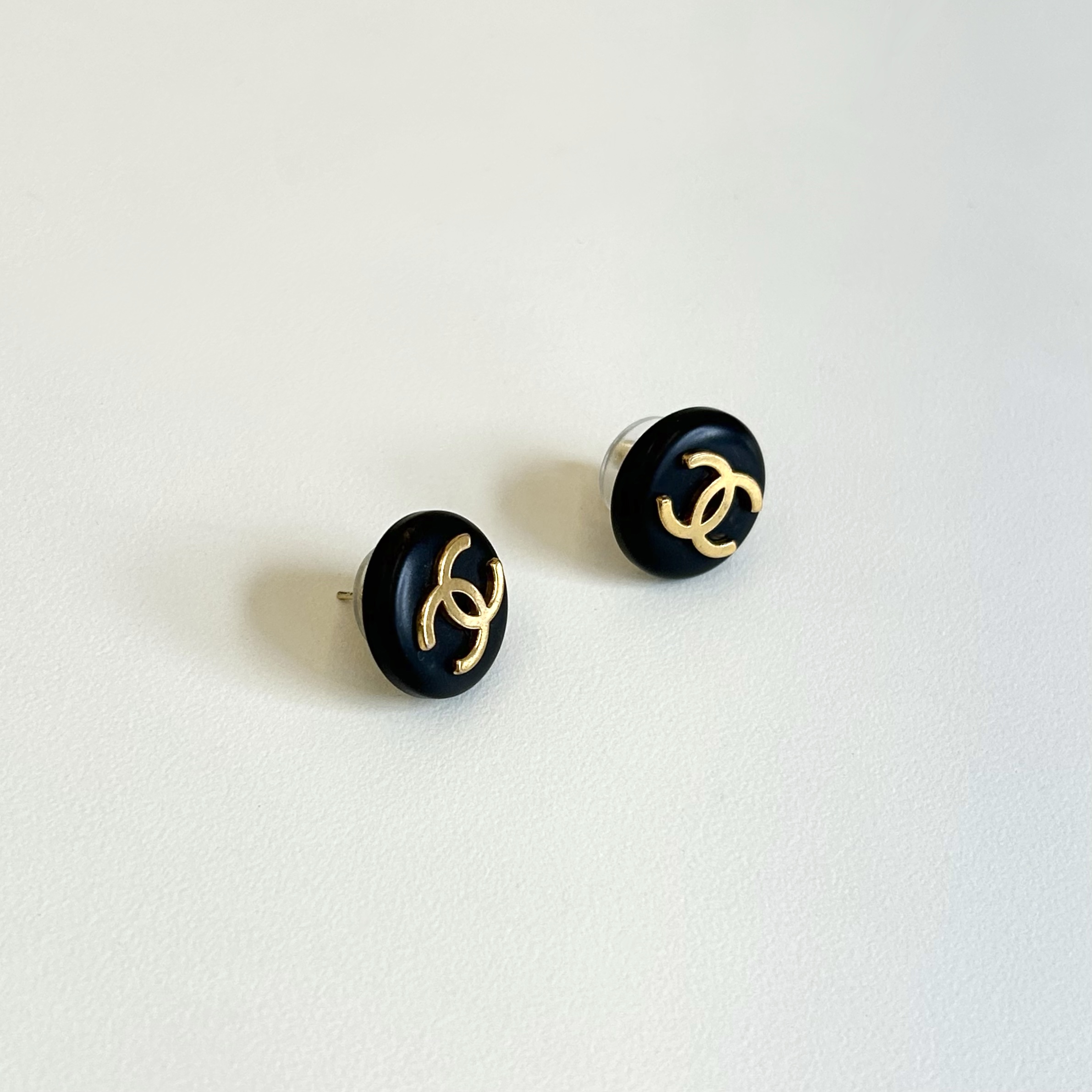 CHANEL button no.92