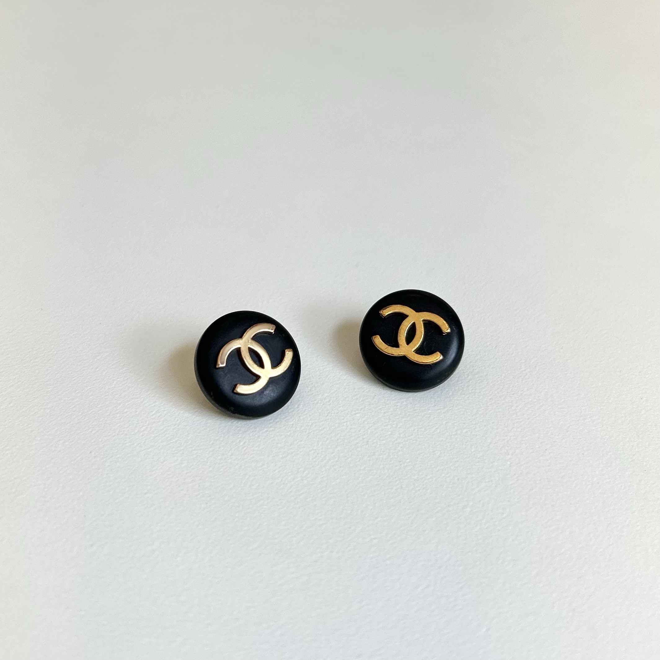 CHANEL button no.92