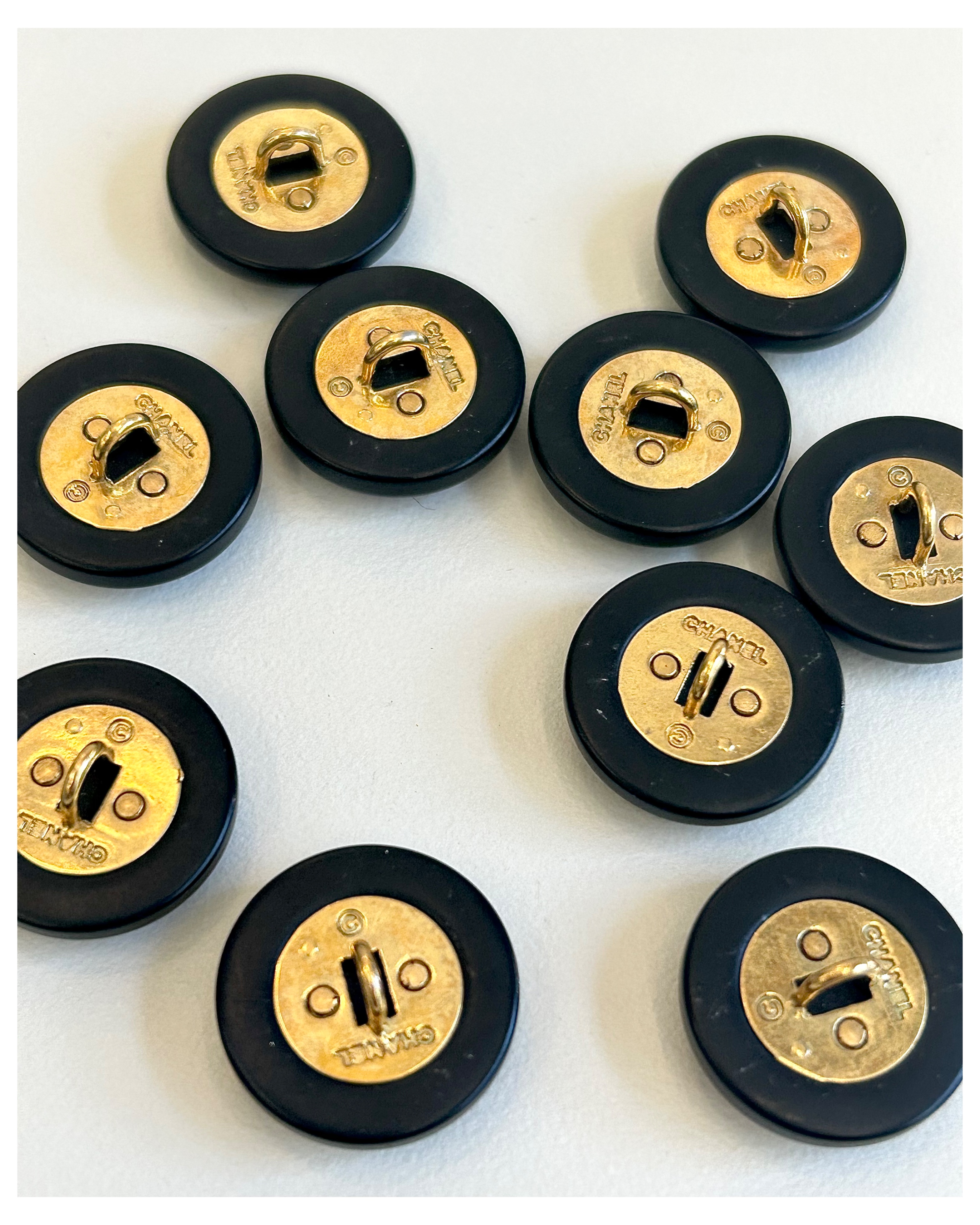 CHANEL button no.92