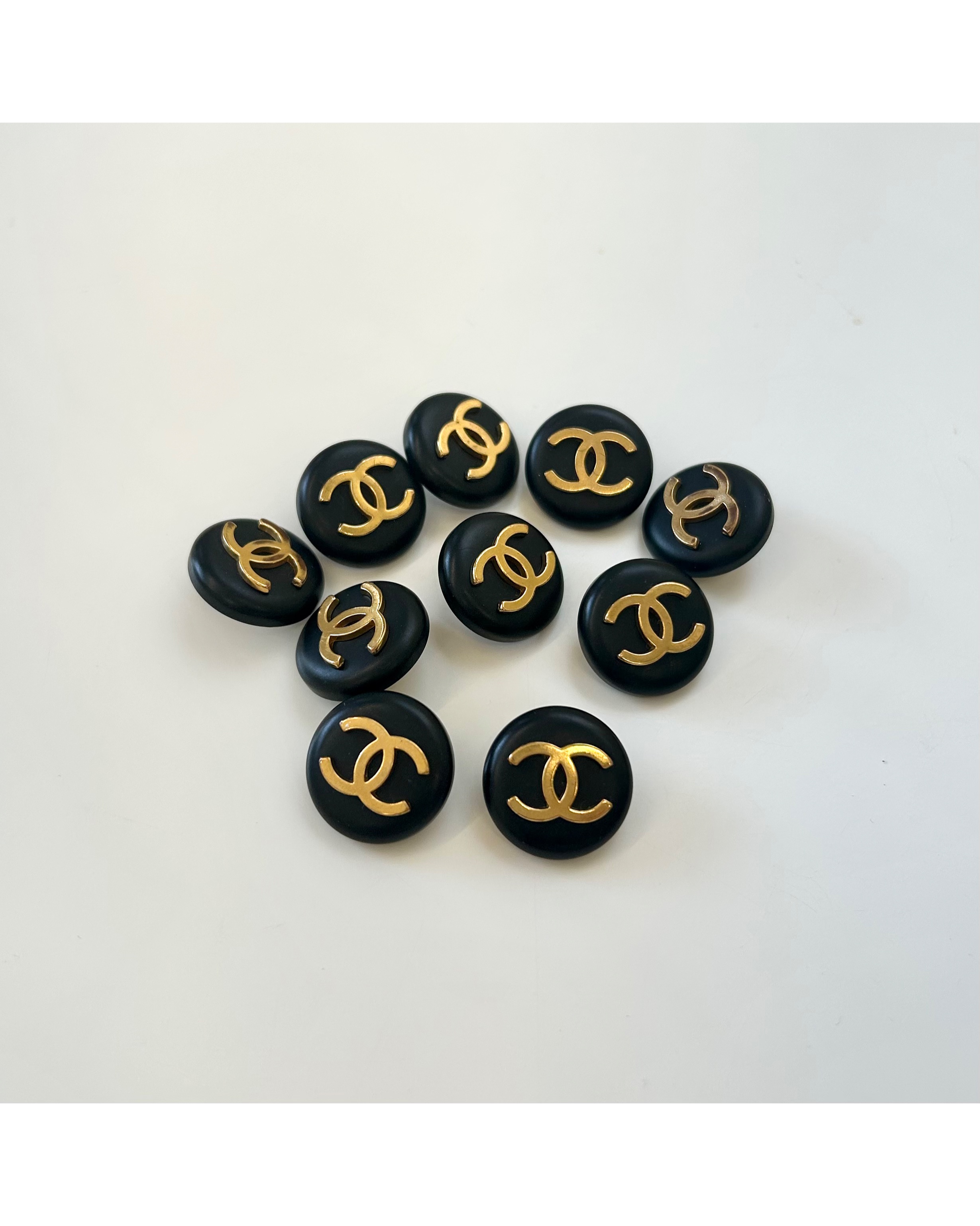 CHANEL button no.92