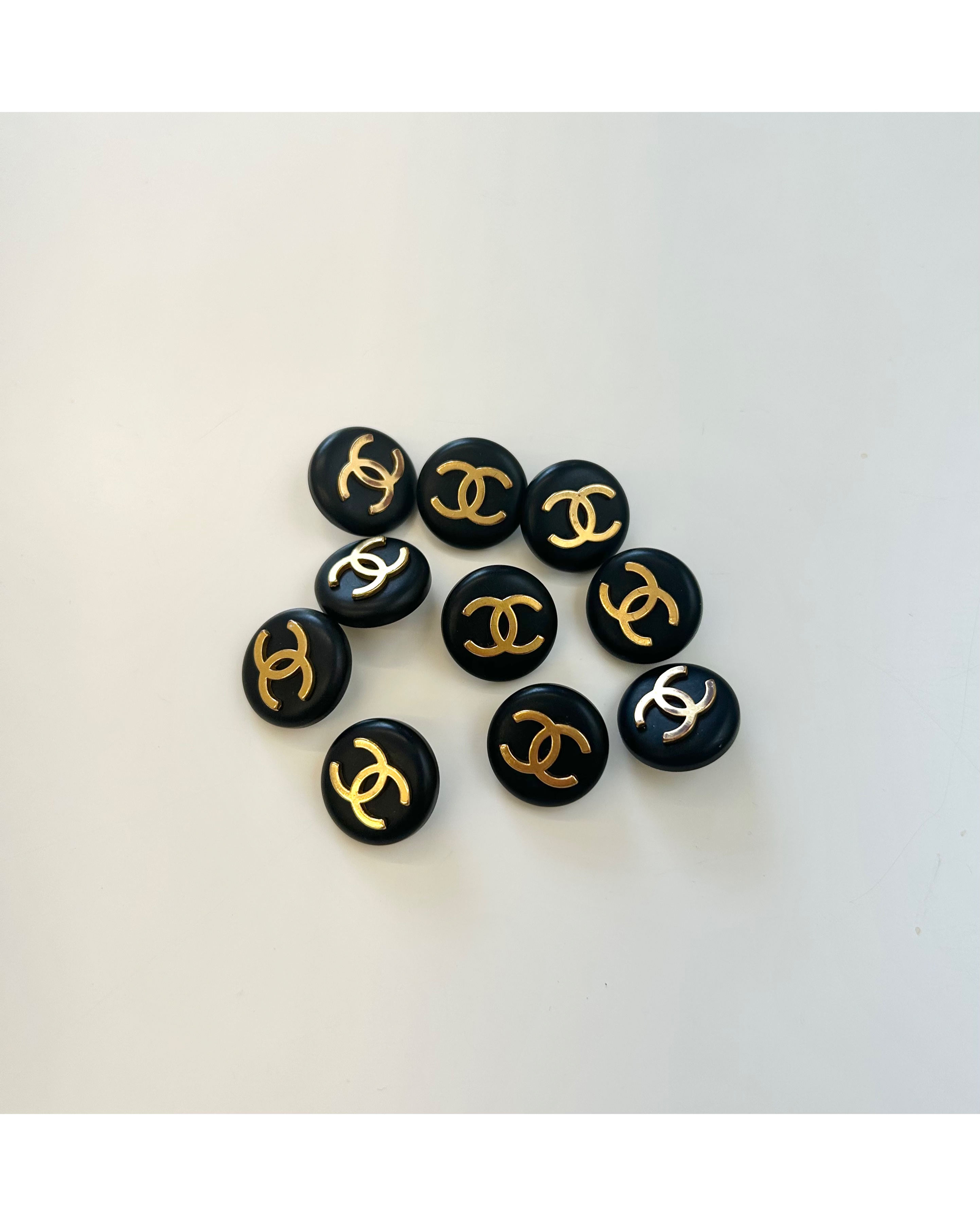 CHANEL button no.92