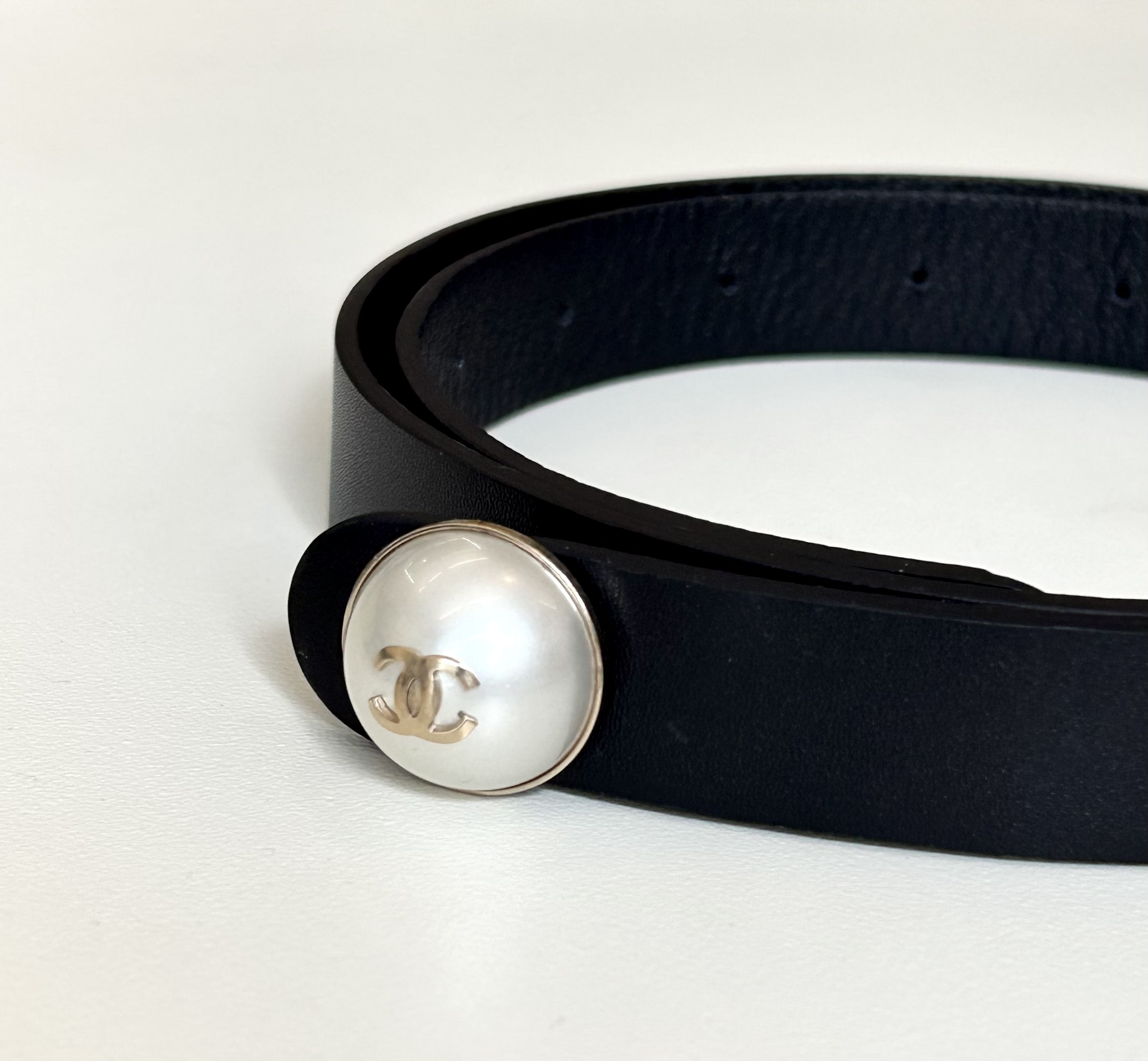 CHANEL pearl CC leather belt