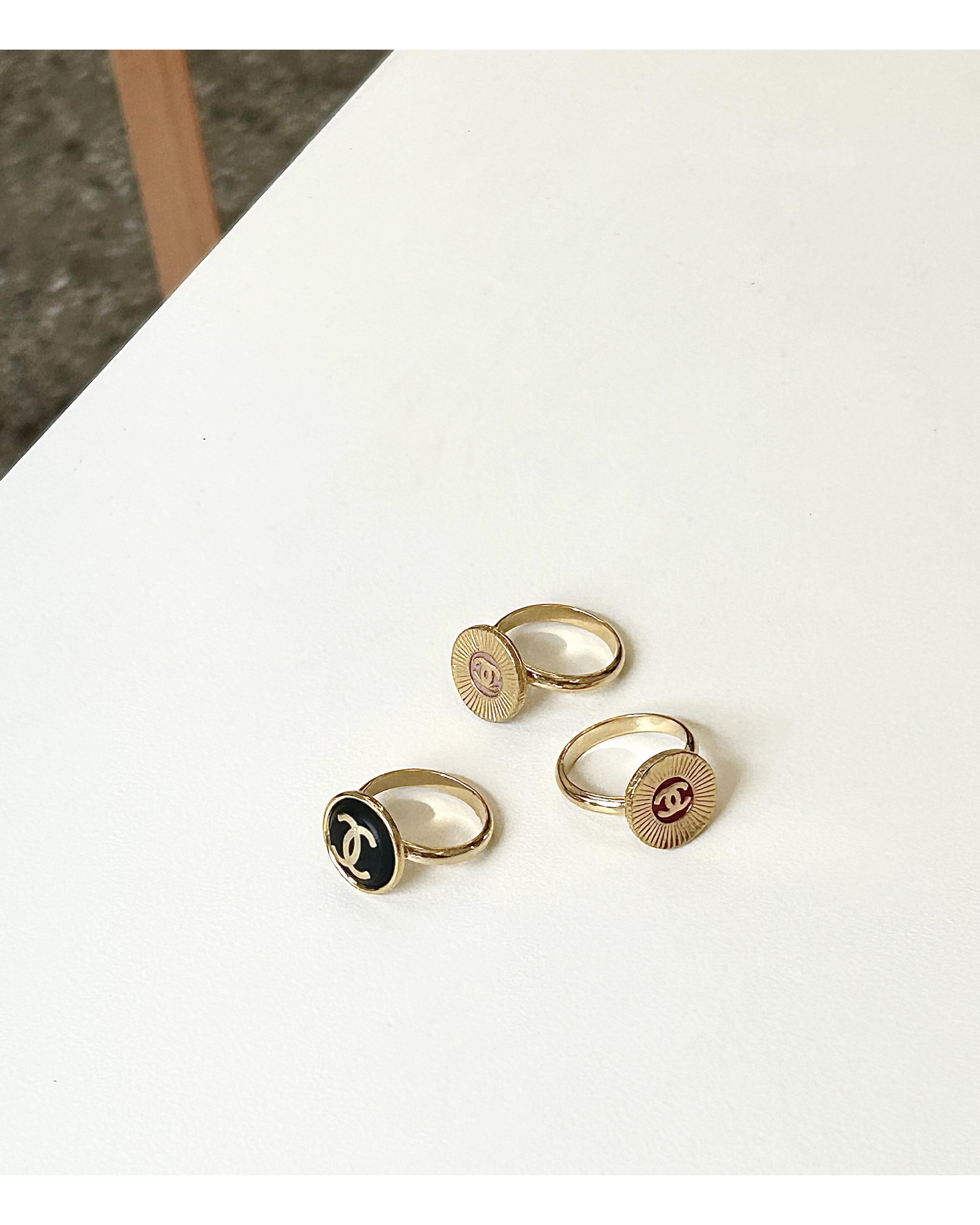 CHANEL button no.94
