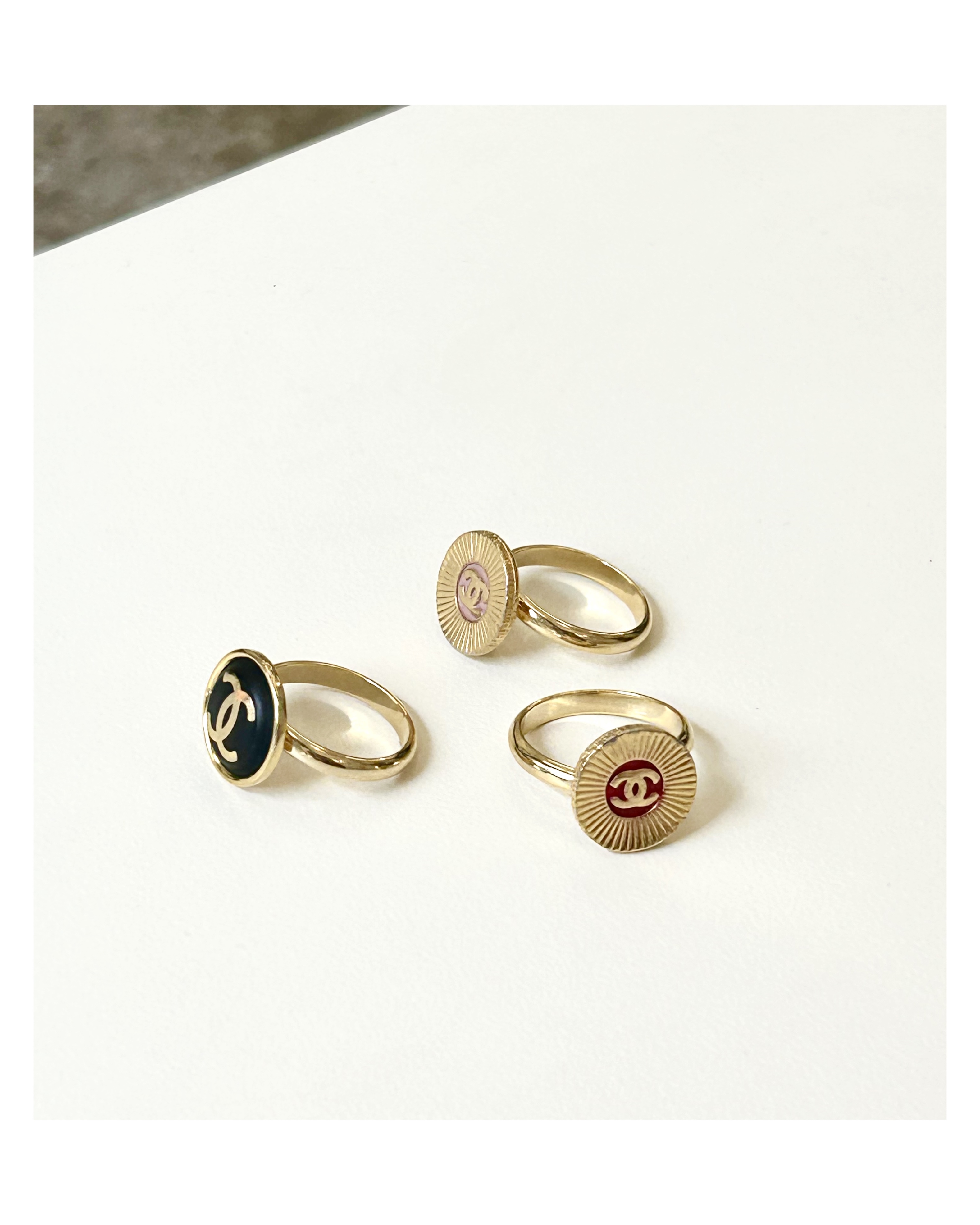 CHANEL button no.94