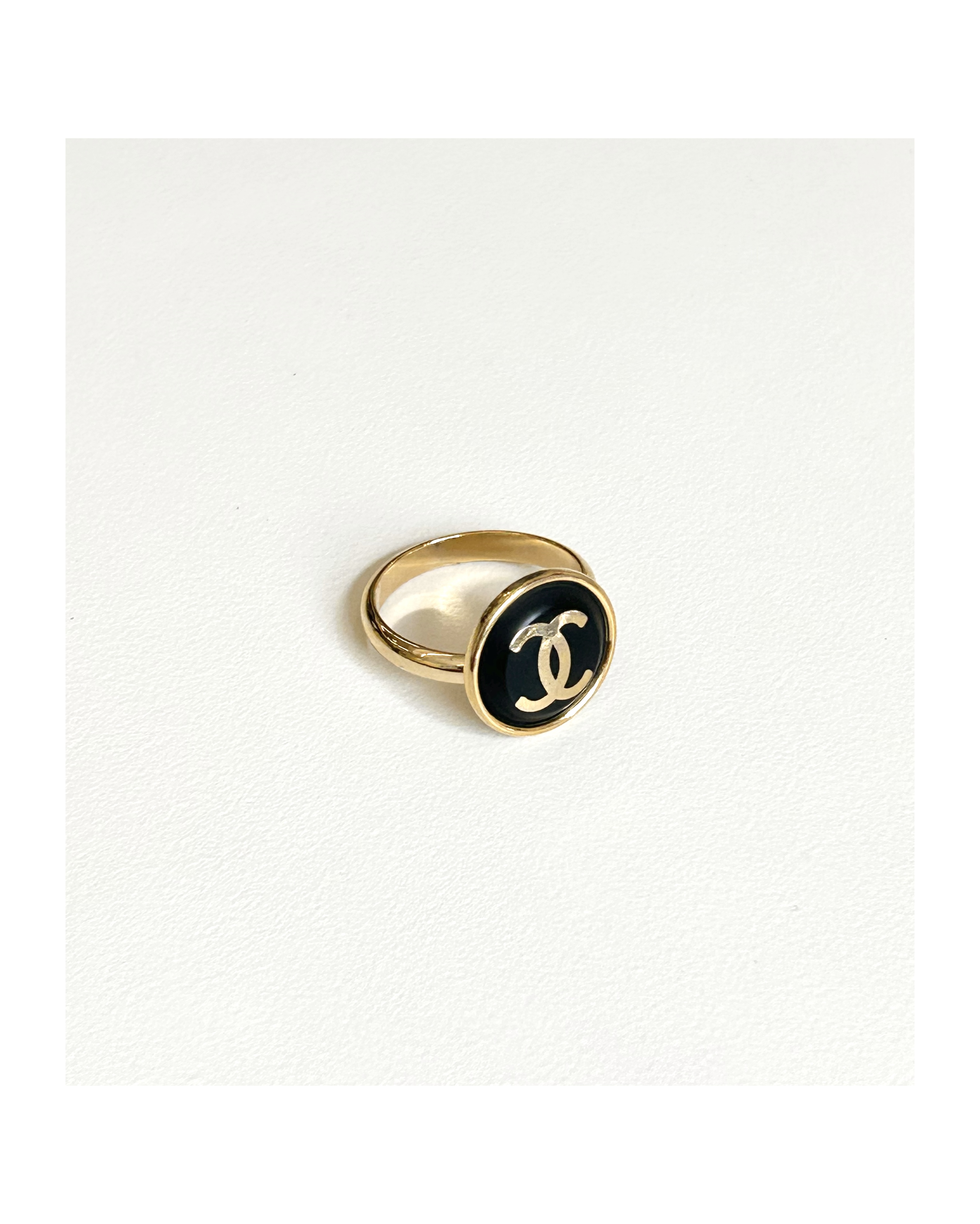 CHANEL button no.94
