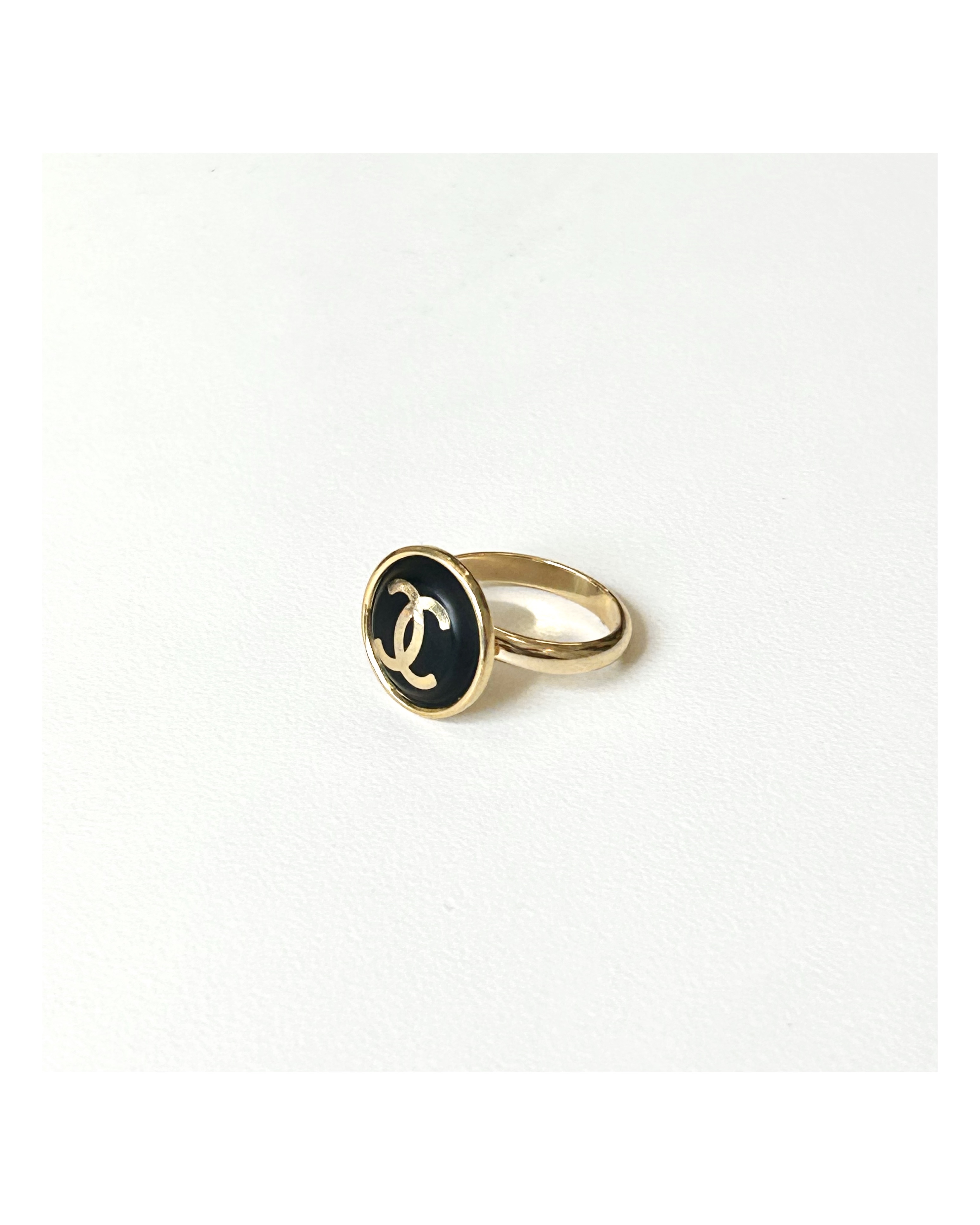 CHANEL button no.94