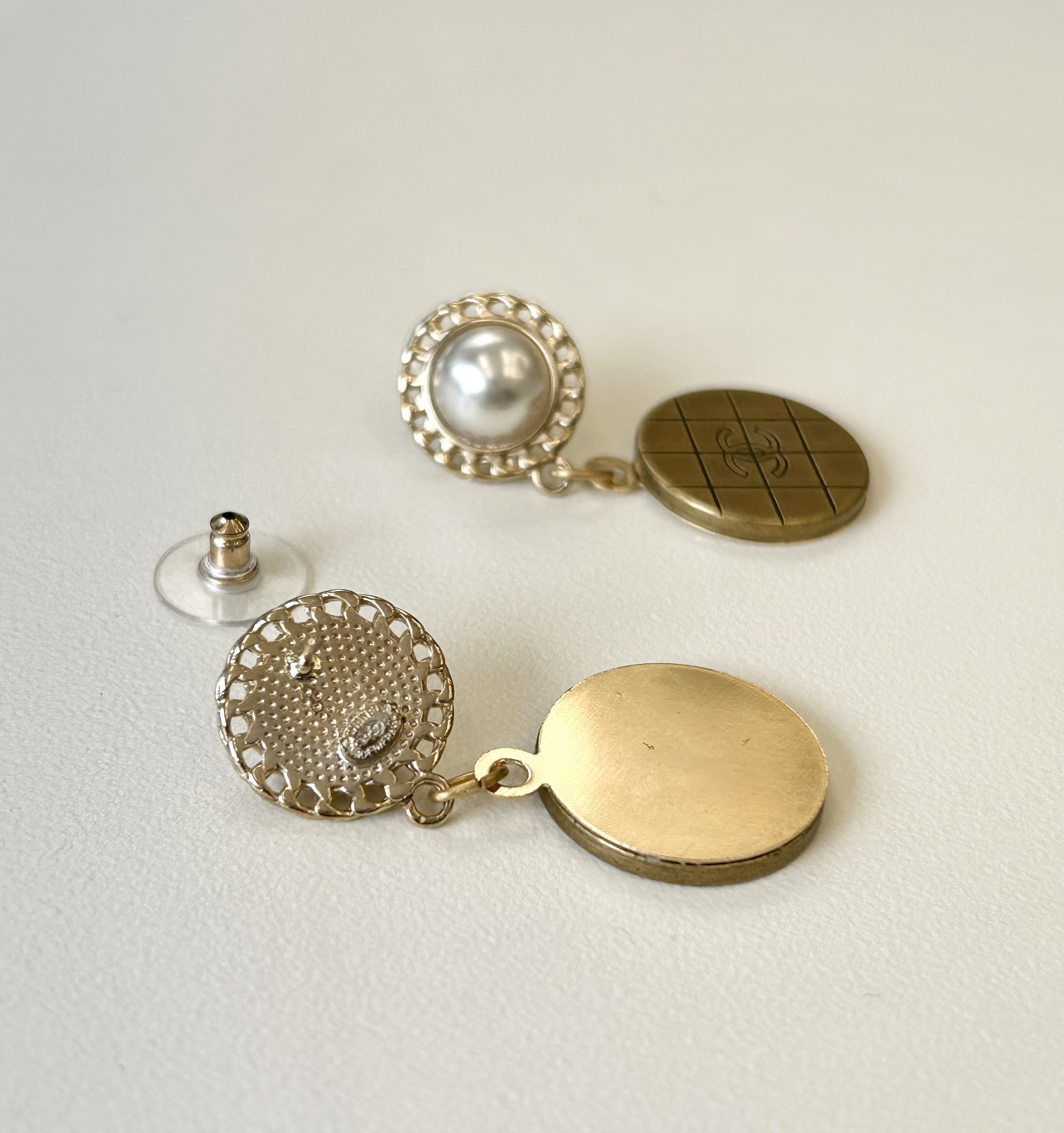 CHANEL button no.101