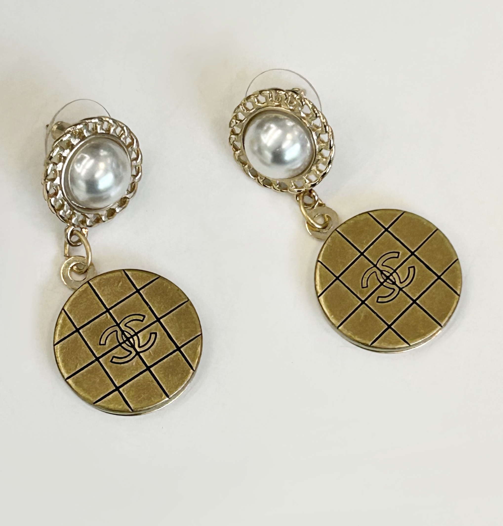 CHANEL button no.101