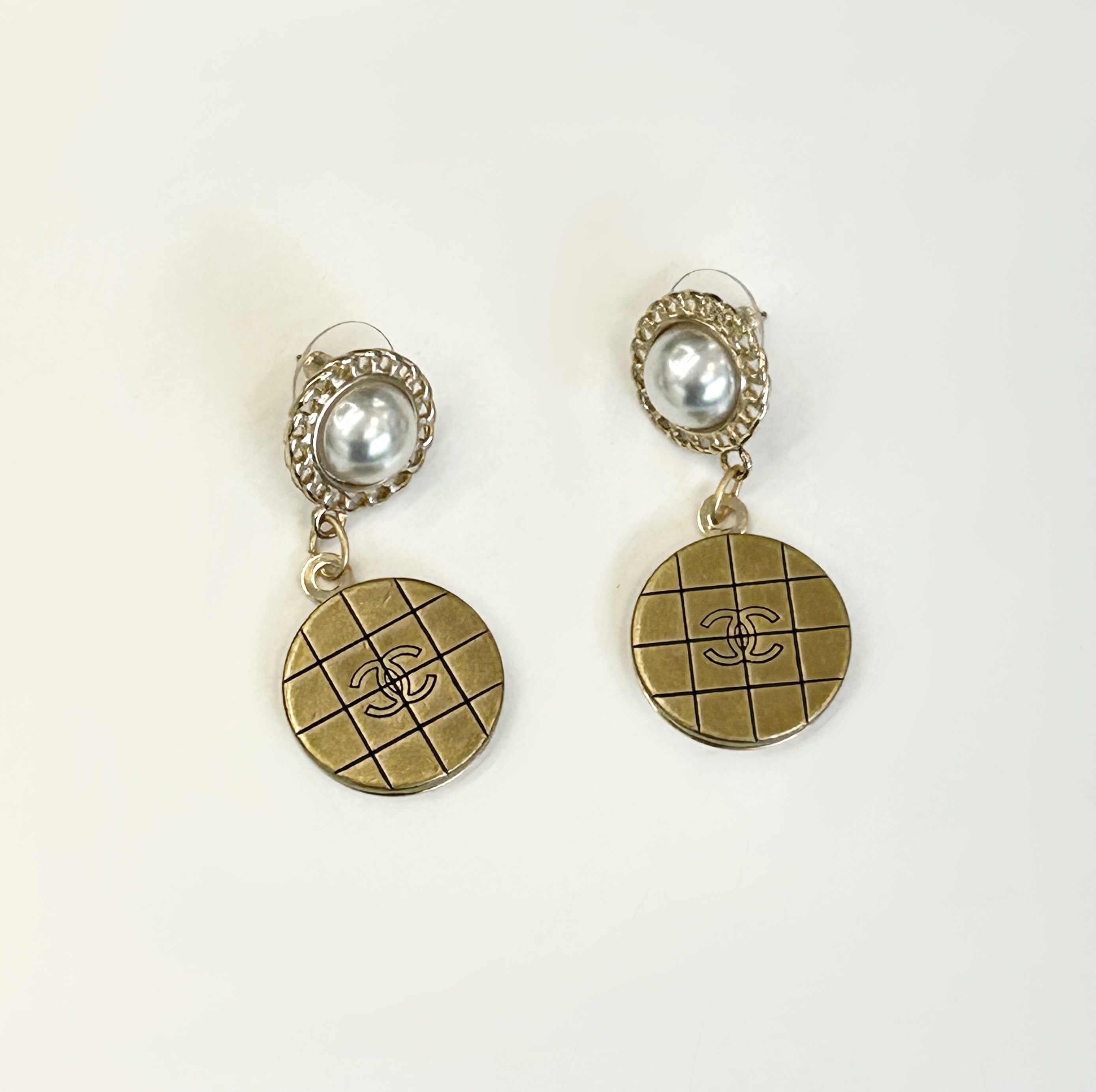 CHANEL button no.101